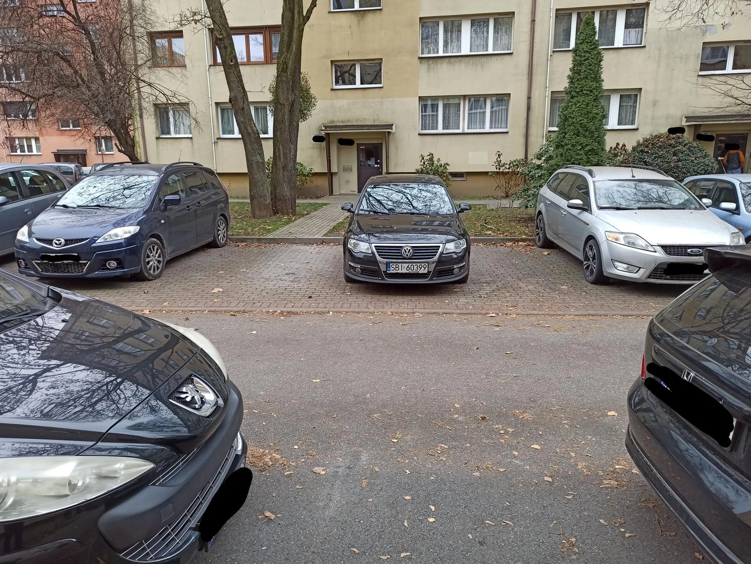 Można pomyśleć, że Pani celowo parkuje na dwóch miejscach gdy to tylko możliwe.