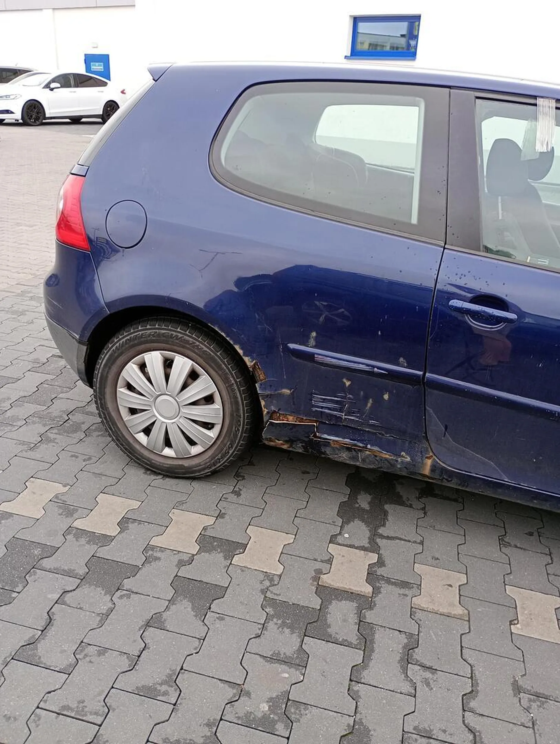 Kierowca jeździ sztruclem ulepionym z szpachli, która odpada a szyba pasażer jest przyklejona silvertapem żeby nie odleciała. Cały samochód wygląda tak, że dawno już powinien skończyć na stacji demontażu pojazdów. Ja nie wiem kto dał mu przegląd ale to nadaje się do zgłoszenia odpowiednim służbom.