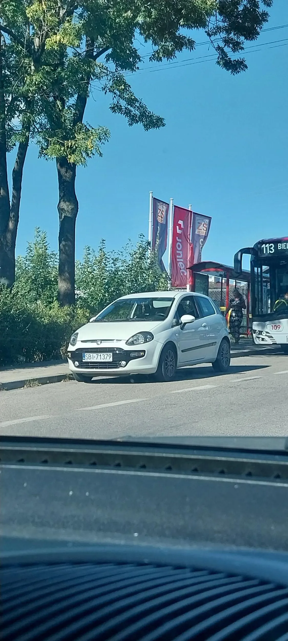 Kierowca zatrzymuje sie w zatoce autobusowej.