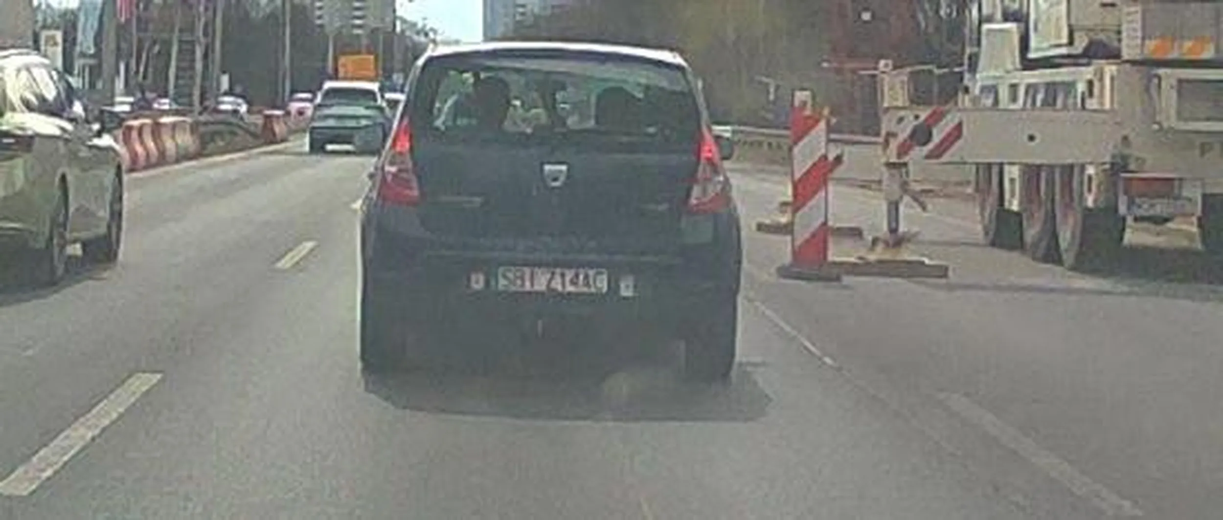 Jak to ktoś napisał? Samochód za 15 zł Prawo jazdy za świnię Wymachiwanie łapkami w aucie i wymuszanie pierwszeństwa bezcenne :) Jak pokazujesz mi Paluszek vel grubość przyrodzenia w wzwodzie to nie widać go za dobrze ... z tej odległości :D Wysłałem do STOPCHAM ale to się nawet nie klasyfikuje ...