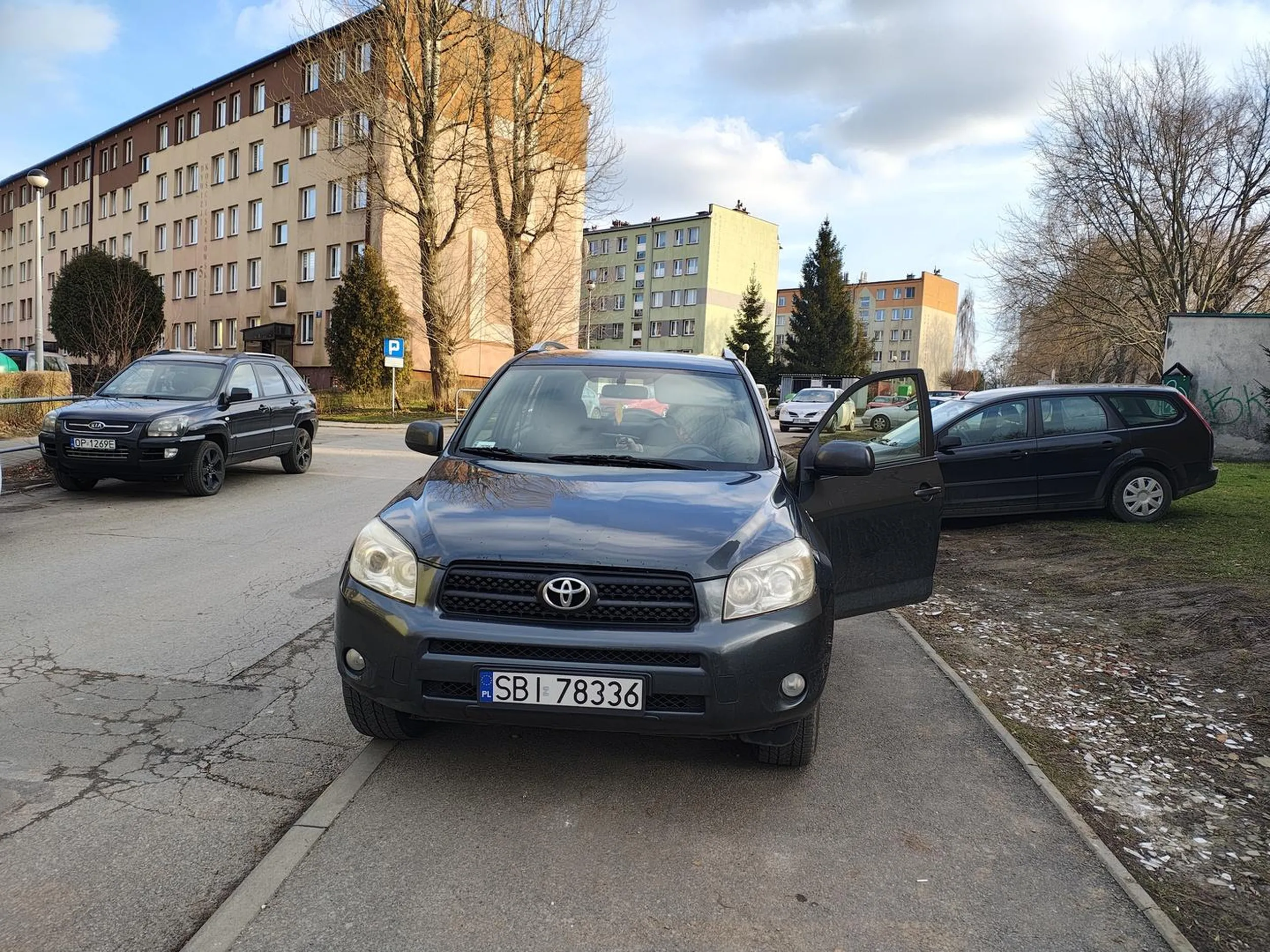 "ona tylko na chwileczkę" zablokowała chodnik w taki sposób, że można przejść jezdnią lub lub trawnikiem zamienionym w fosę przez kierowców takich jak ona