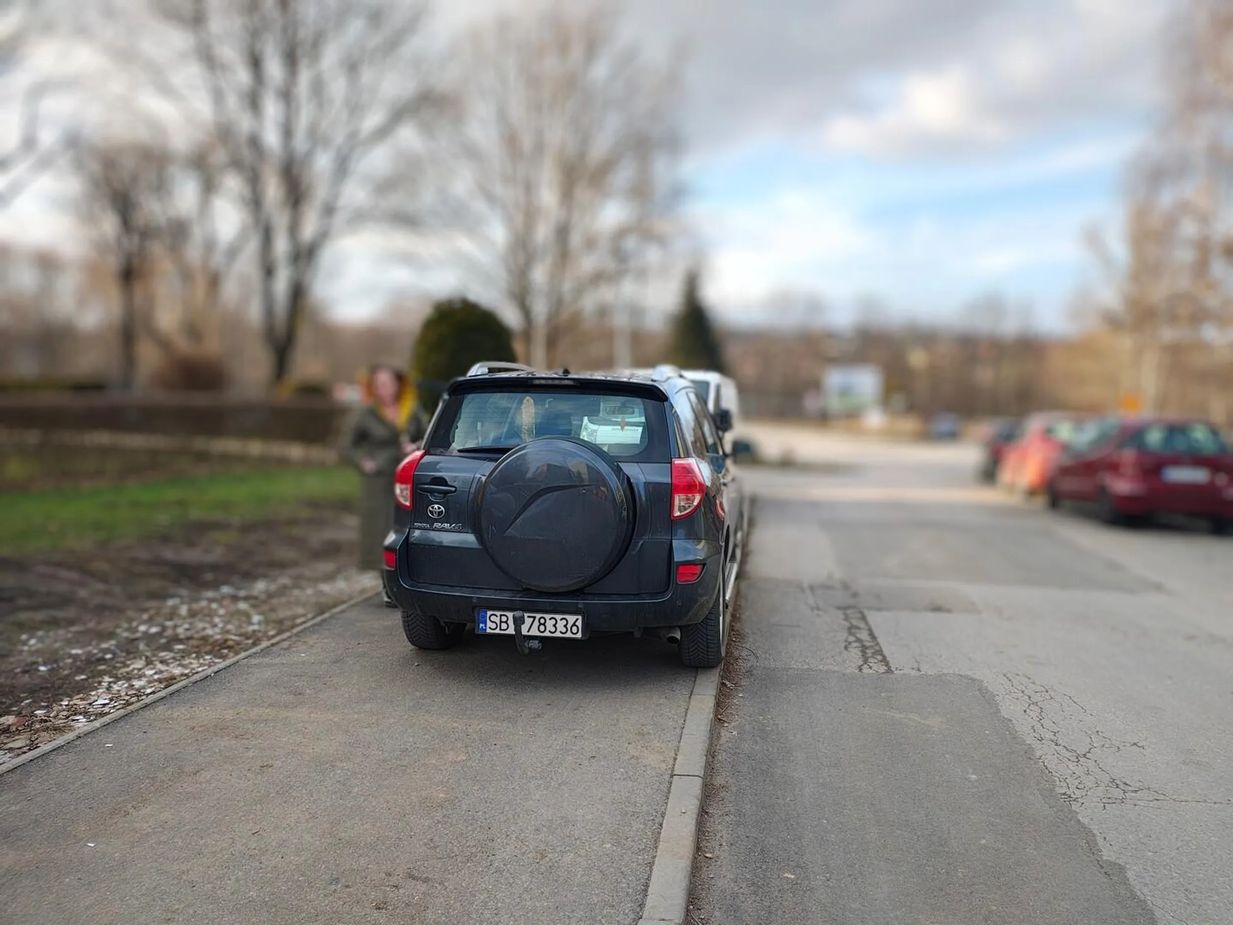 "ona tylko na chwileczkę" zablokowała chodnik w taki sposób, że można przejść jezdnią lub lub trawnikiem zamienionym w fosę przez kierowców takich jak ona