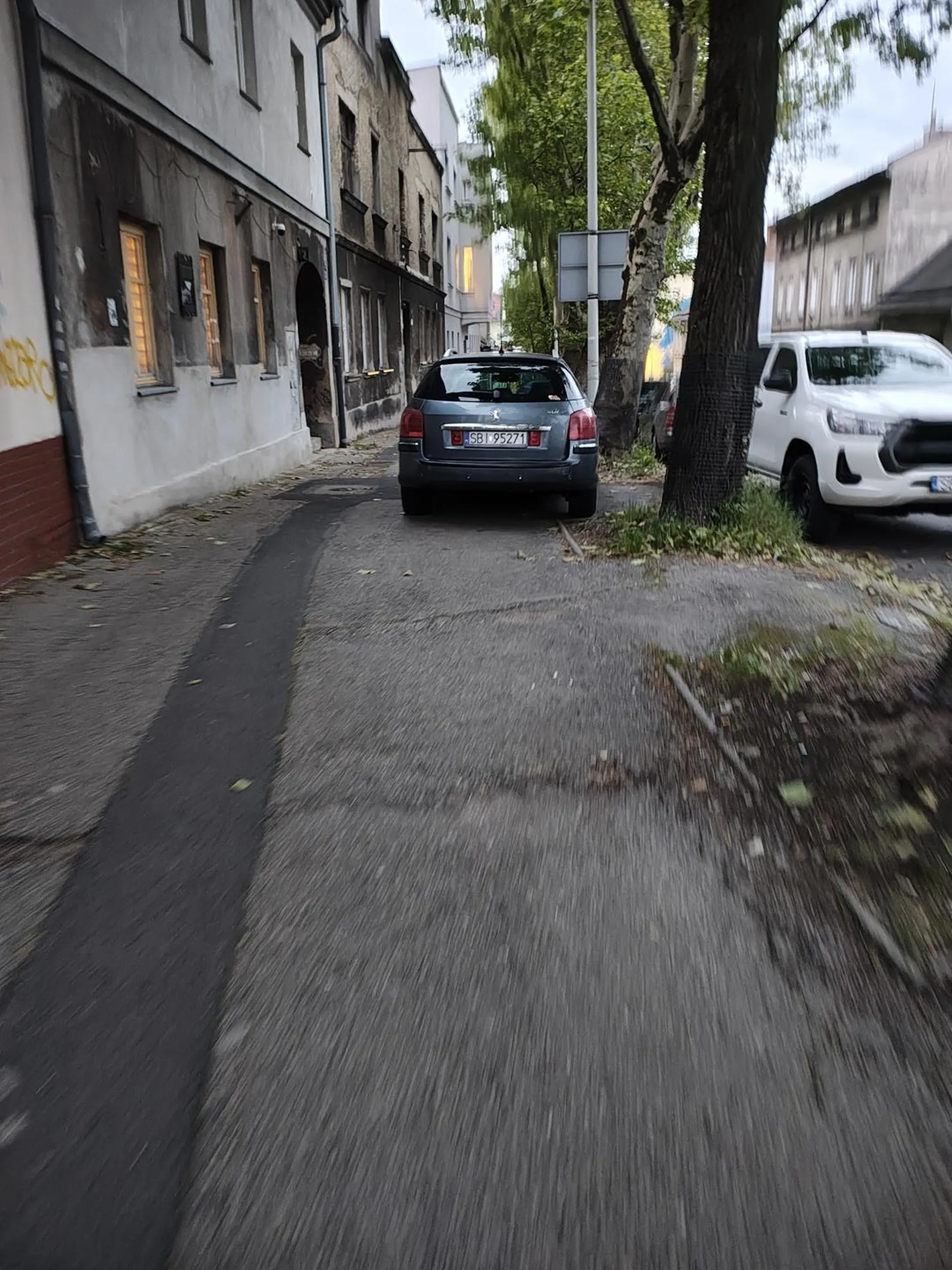 Wygodne miejsce, szkoda że chodnik