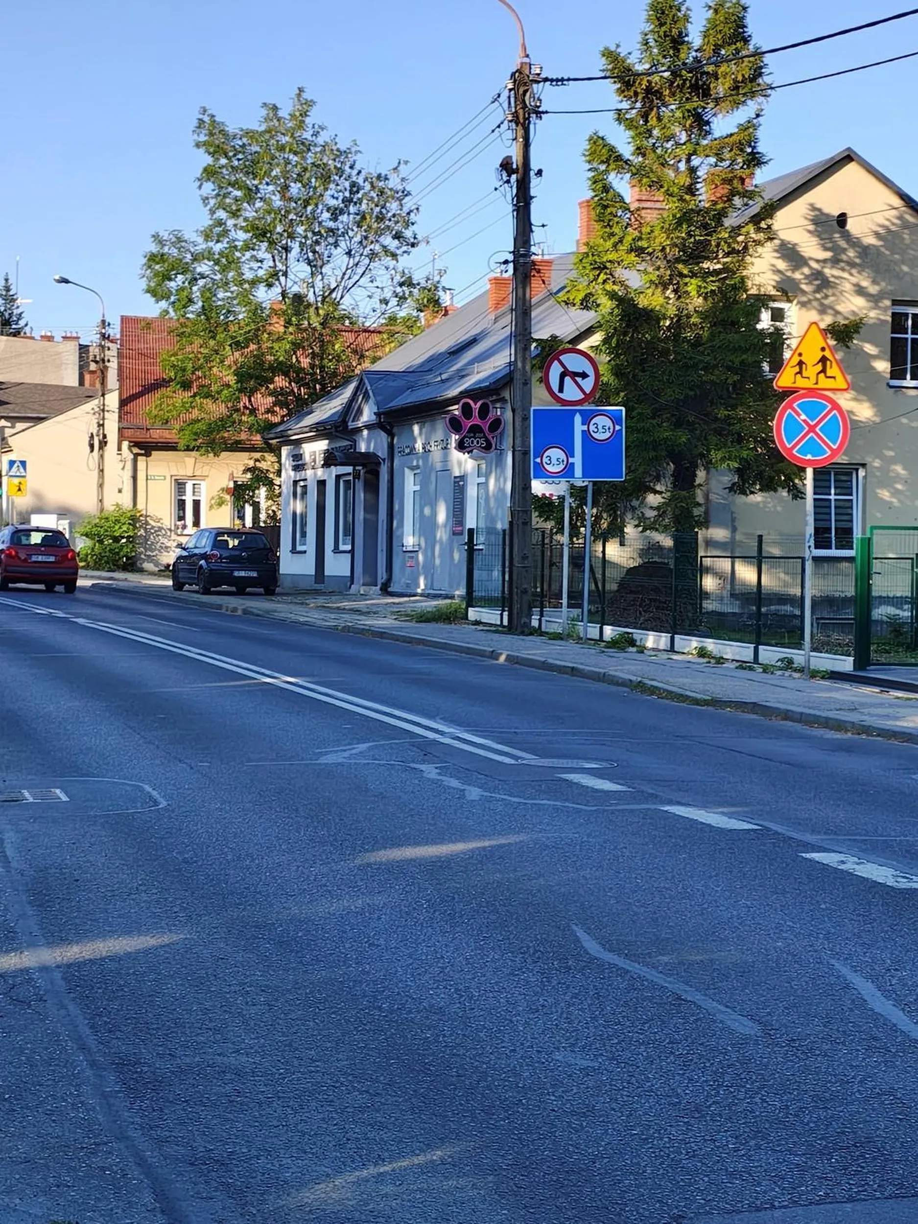 "czy ktoś mógłby mi powiedzieć o co chodzi z tym okrągłym znakiem haha?"