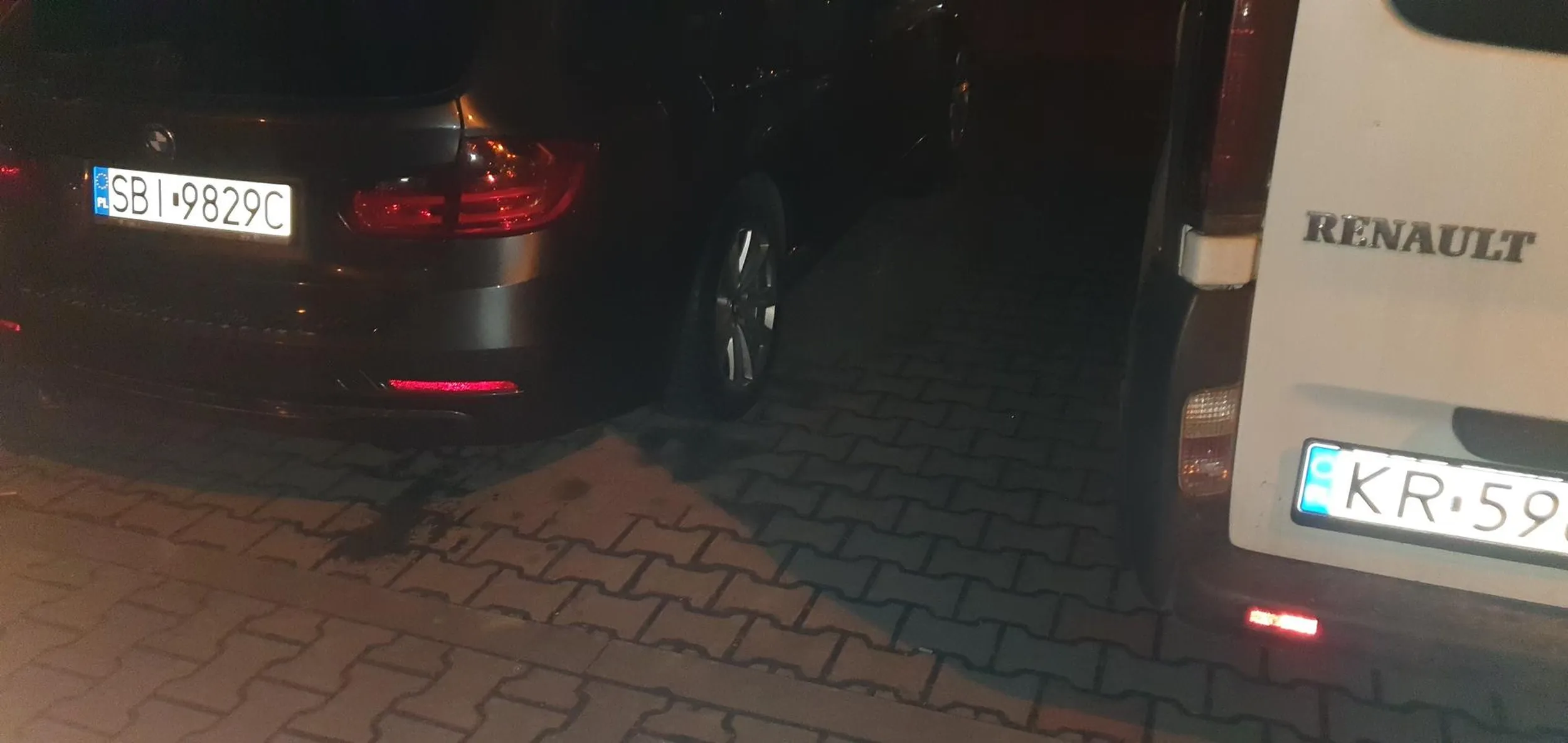 Sąsiedzie, sporo najechałeś na miejsce po swojej lewej stronie. A miałeś opcje, mogłeś zaparkować bliżej samochodu po prawej stronie albo mogłeś zaparkować na miejscu po lewej stronie. Miałem już zaparkowany samochód po Twojej lewej, ale przeparkowałem bo zwolniło się inne miejsce. Następnym razem się już nie zwolni i będziesz rano wchodził od strony pasażera. Marka samochodu przypadkowa.