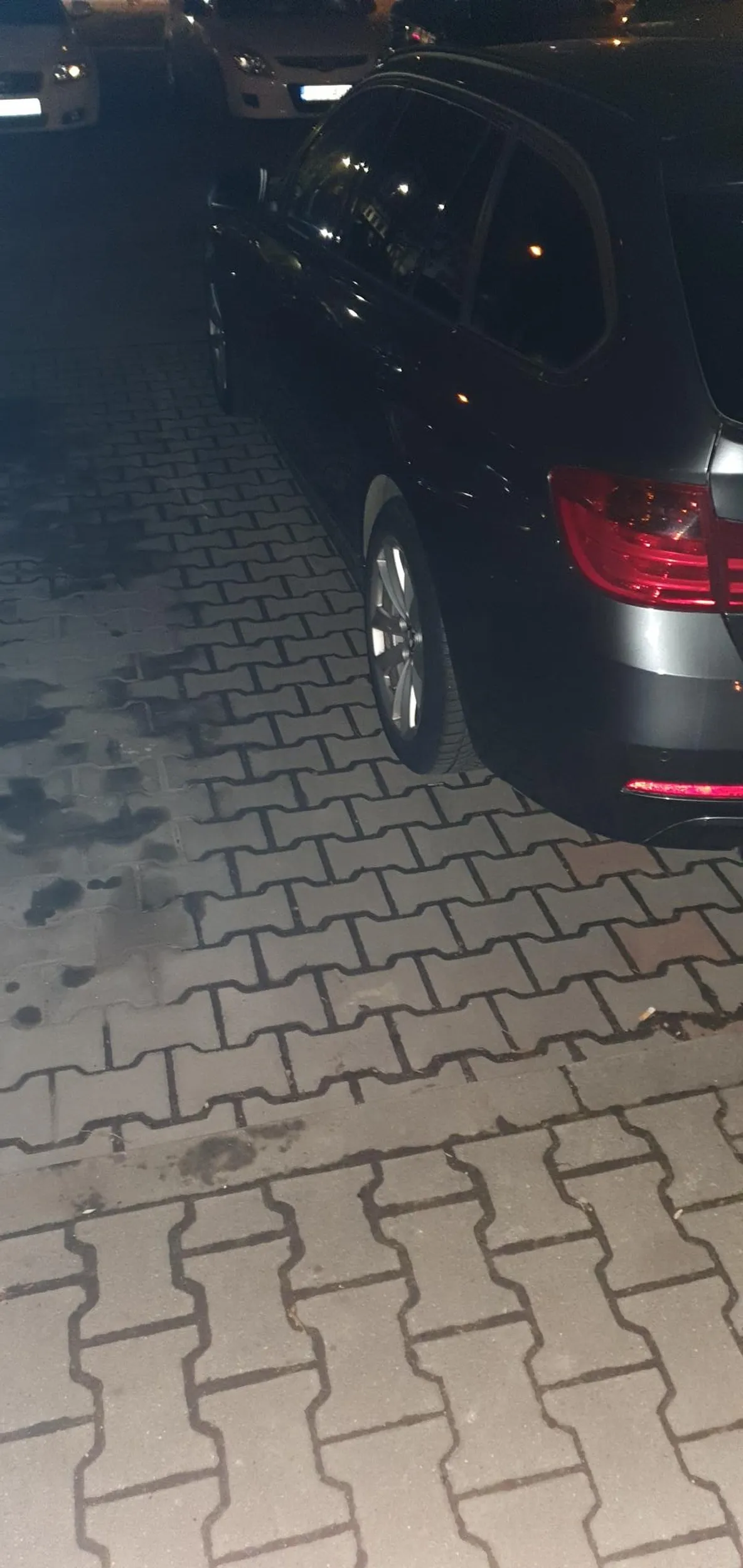 Sąsiedzie, sporo najechałeś na miejsce po swojej lewej stronie. A miałeś opcje, mogłeś zaparkować bliżej samochodu po prawej stronie albo mogłeś zaparkować na miejscu po lewej stronie. Miałem już zaparkowany samochód po Twojej lewej, ale przeparkowałem bo zwolniło się inne miejsce. Następnym razem się już nie zwolni i będziesz rano wchodził od strony pasażera. Marka samochodu przypadkowa.