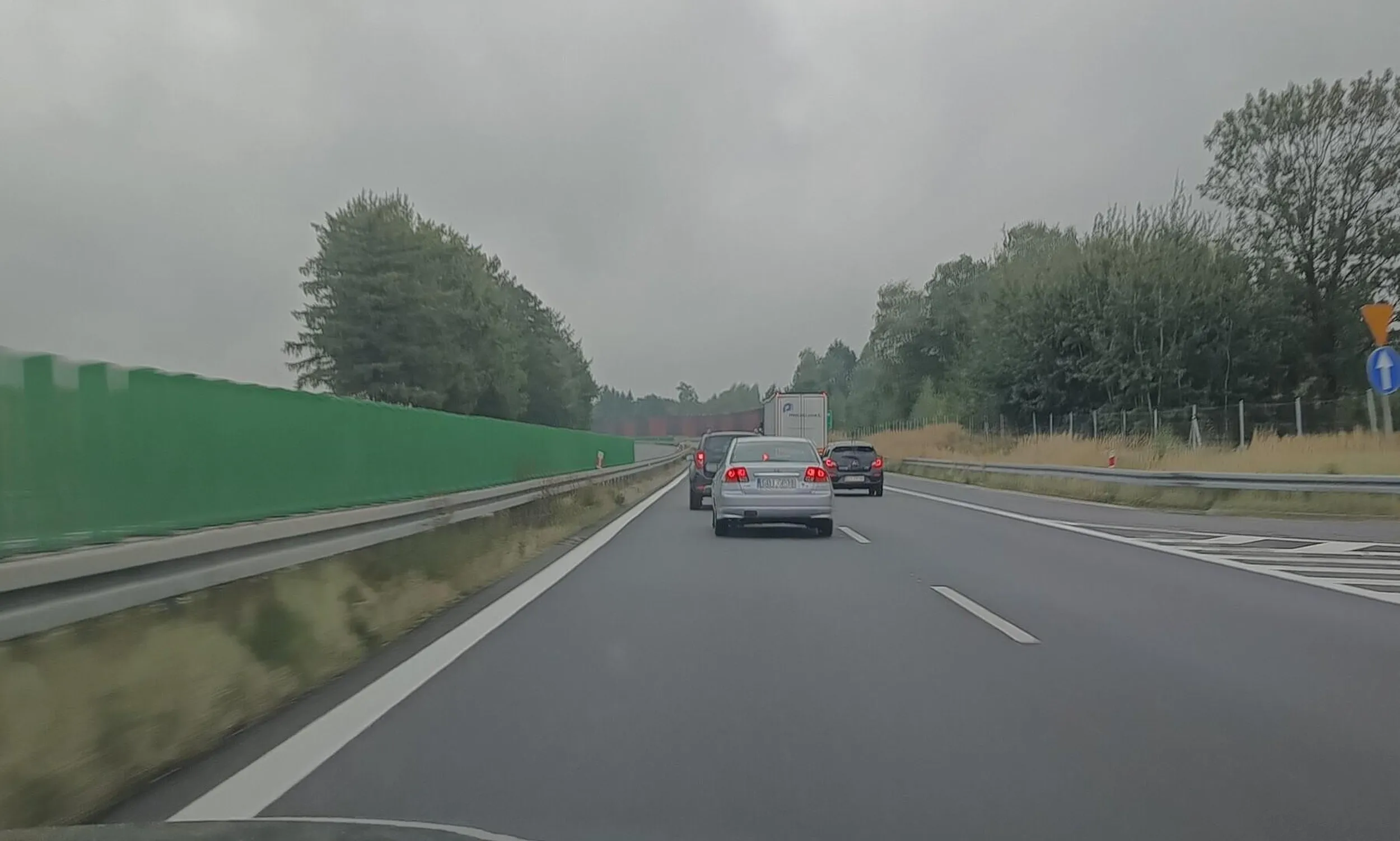 kierowca chyba sobie chce coś rekompensować, mam wrażenie że wącha klej, tak jak teraz wącha spaliny samochodów przed nim siedząc na zderzaku, ogólnie to drogowy savoir vivre leży i kwiczy