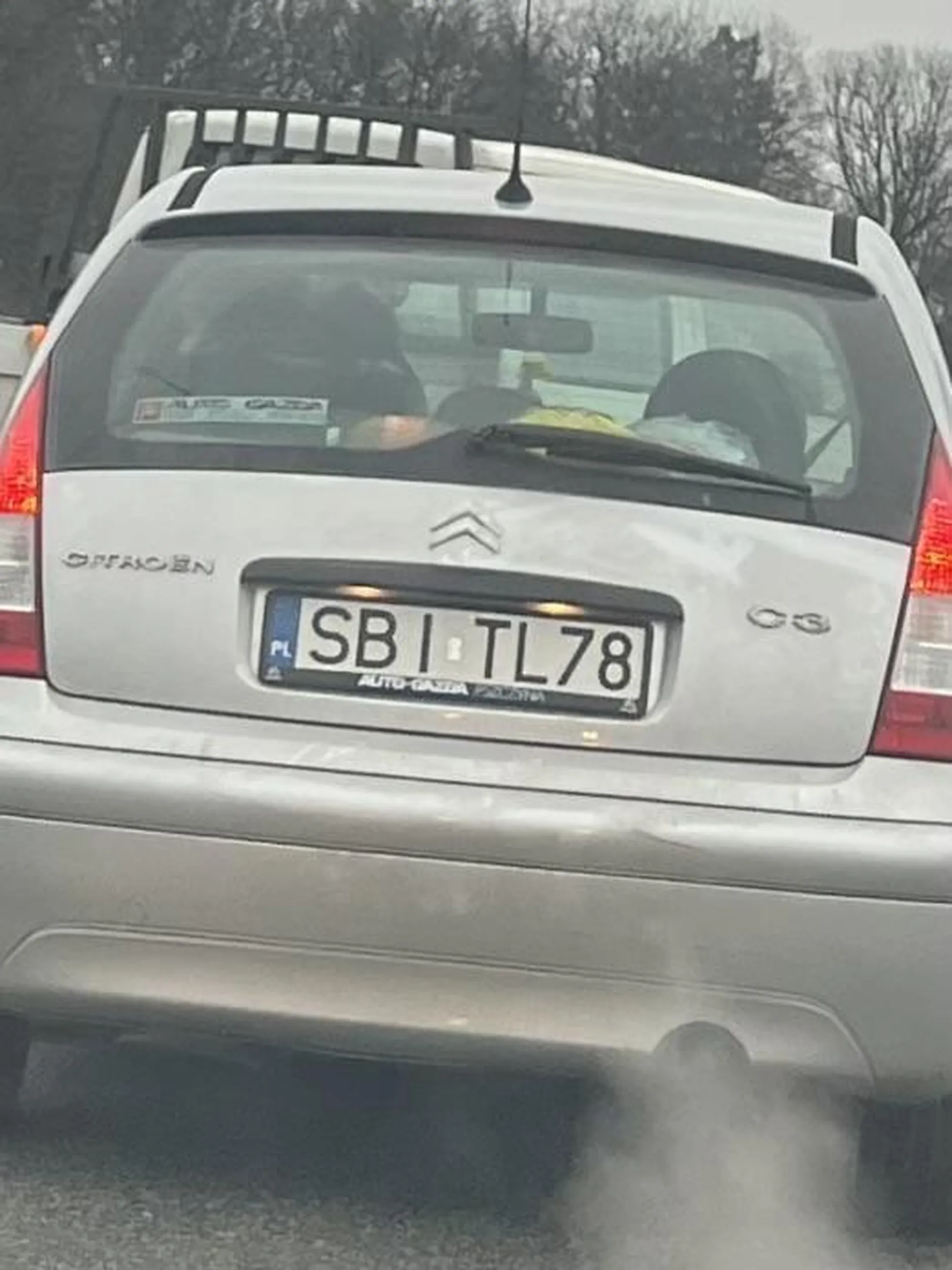 Pani w citroenie stwarza zagrożenie na skrzyżowaniu skręcając z prawego pasa w lewo przy dużym natężeniu ruchu.