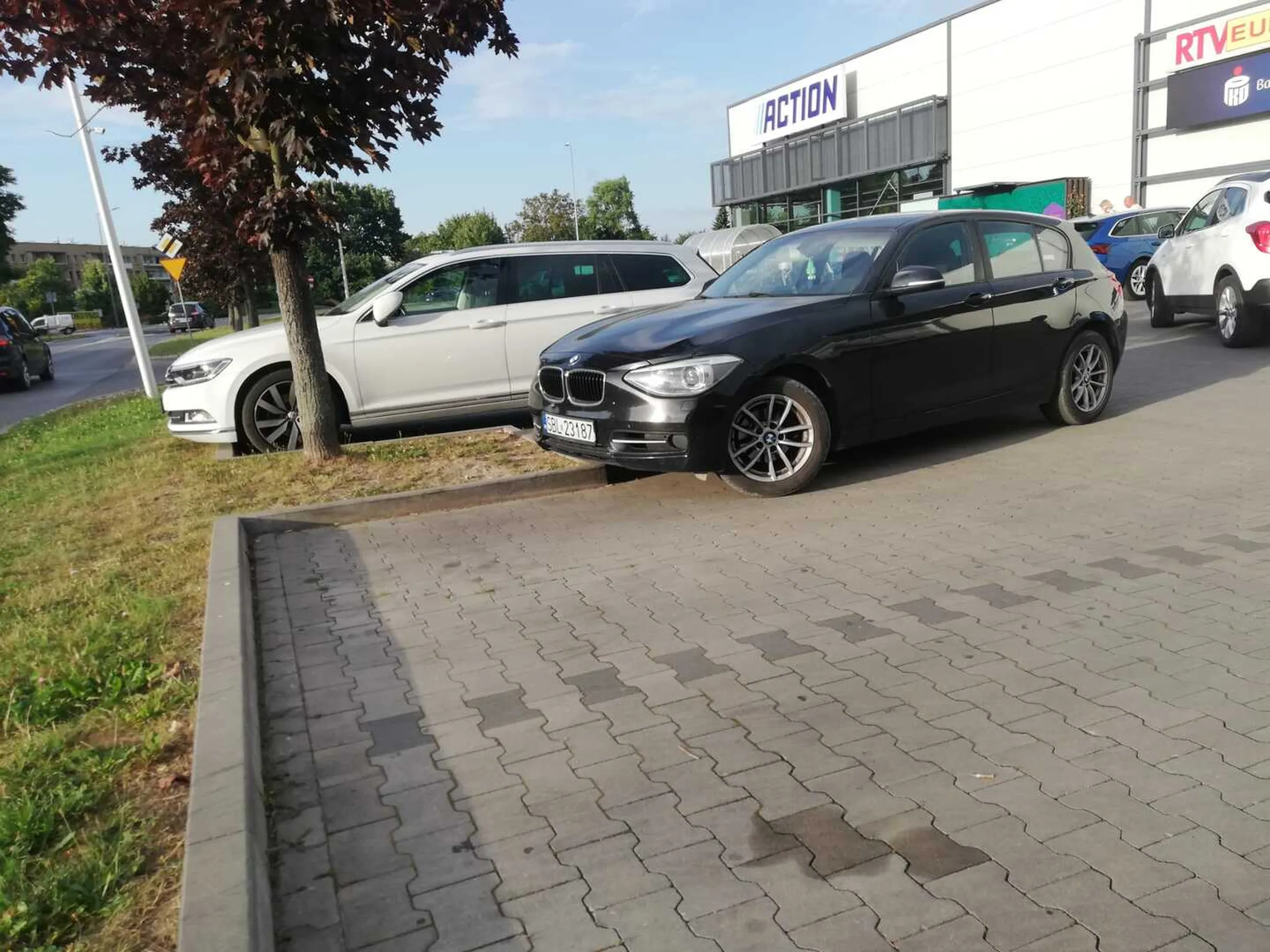 Nie trafiła w miejsce parkingowe ???