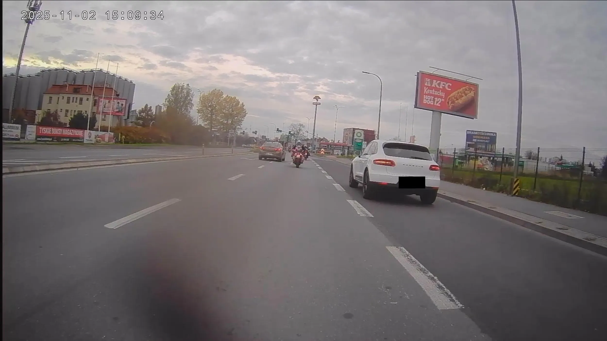 Traktuje lusterko boczne jako ozdobę