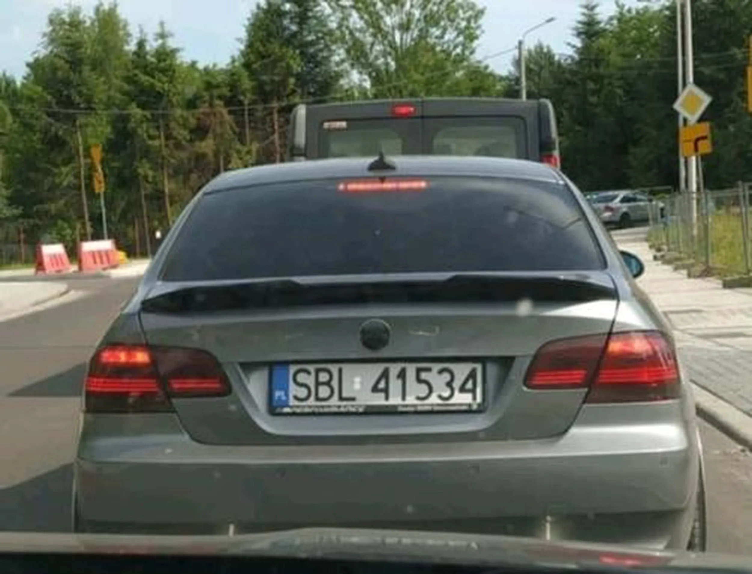 Łepek w kuble na smieci lusterka od parady tak jak i maly rozum z lachonem na prawym , na 100m dwa mymuszenia . Ostatnie pokolenie.