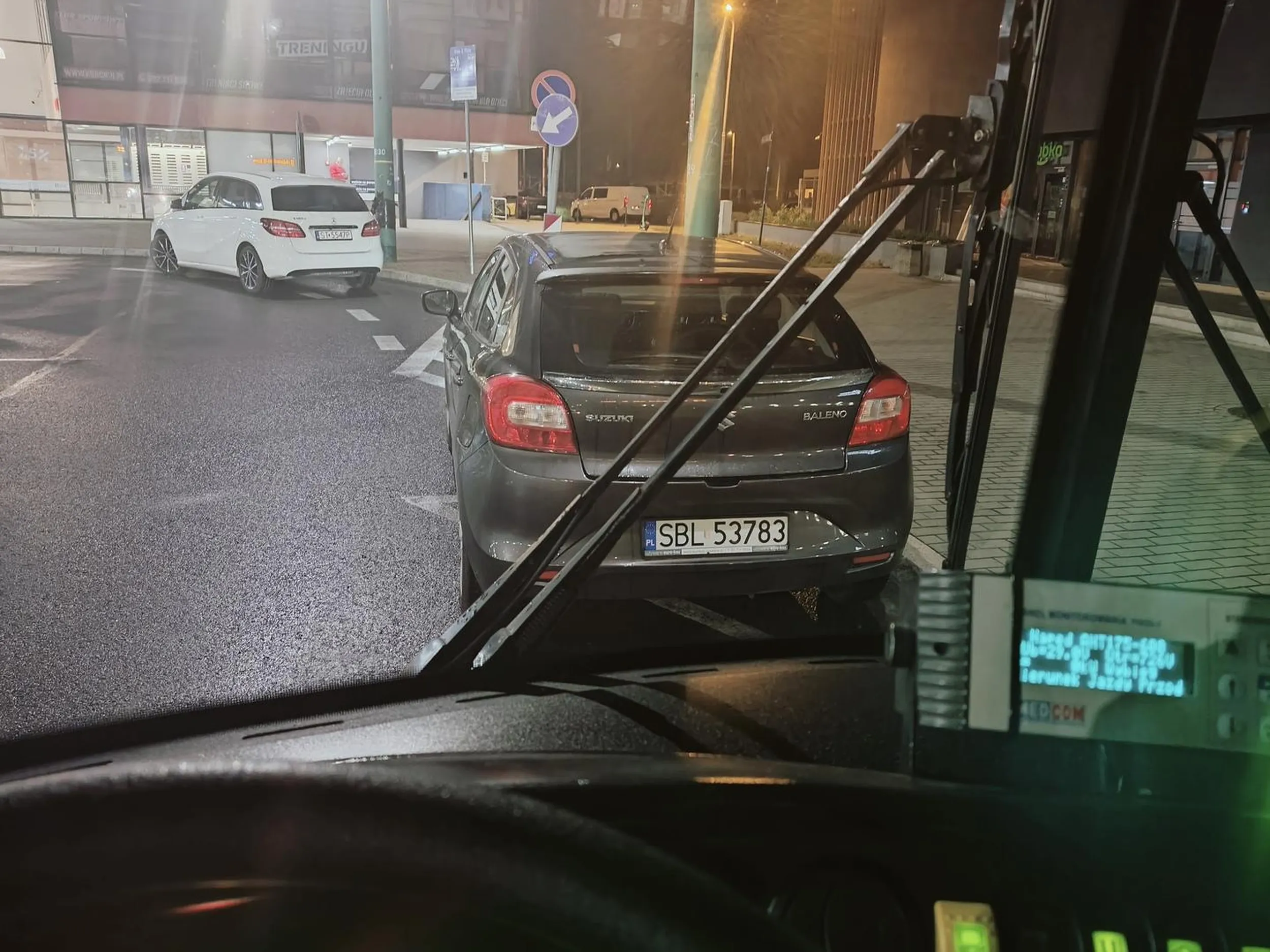 Jak nie na zakazie to na przystanku.