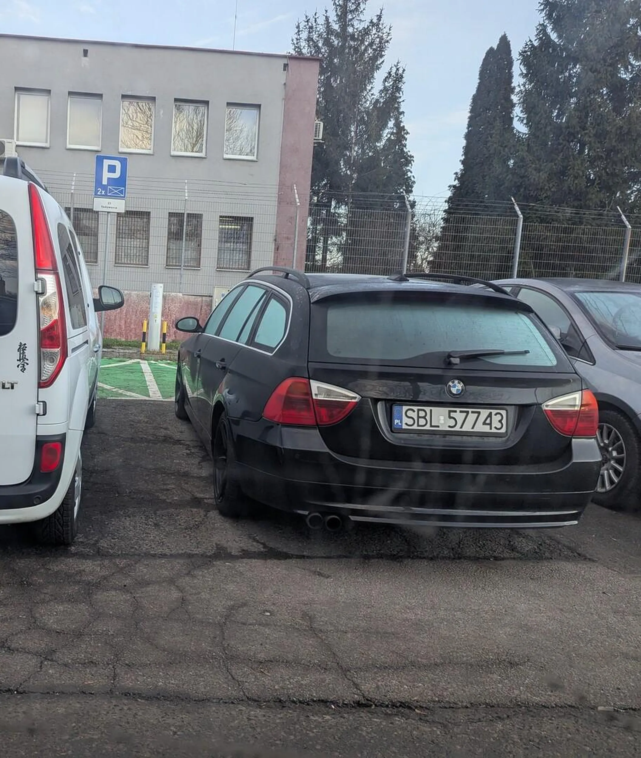 Typowy bejcarz blokuje miejsce do ładowania elektryków