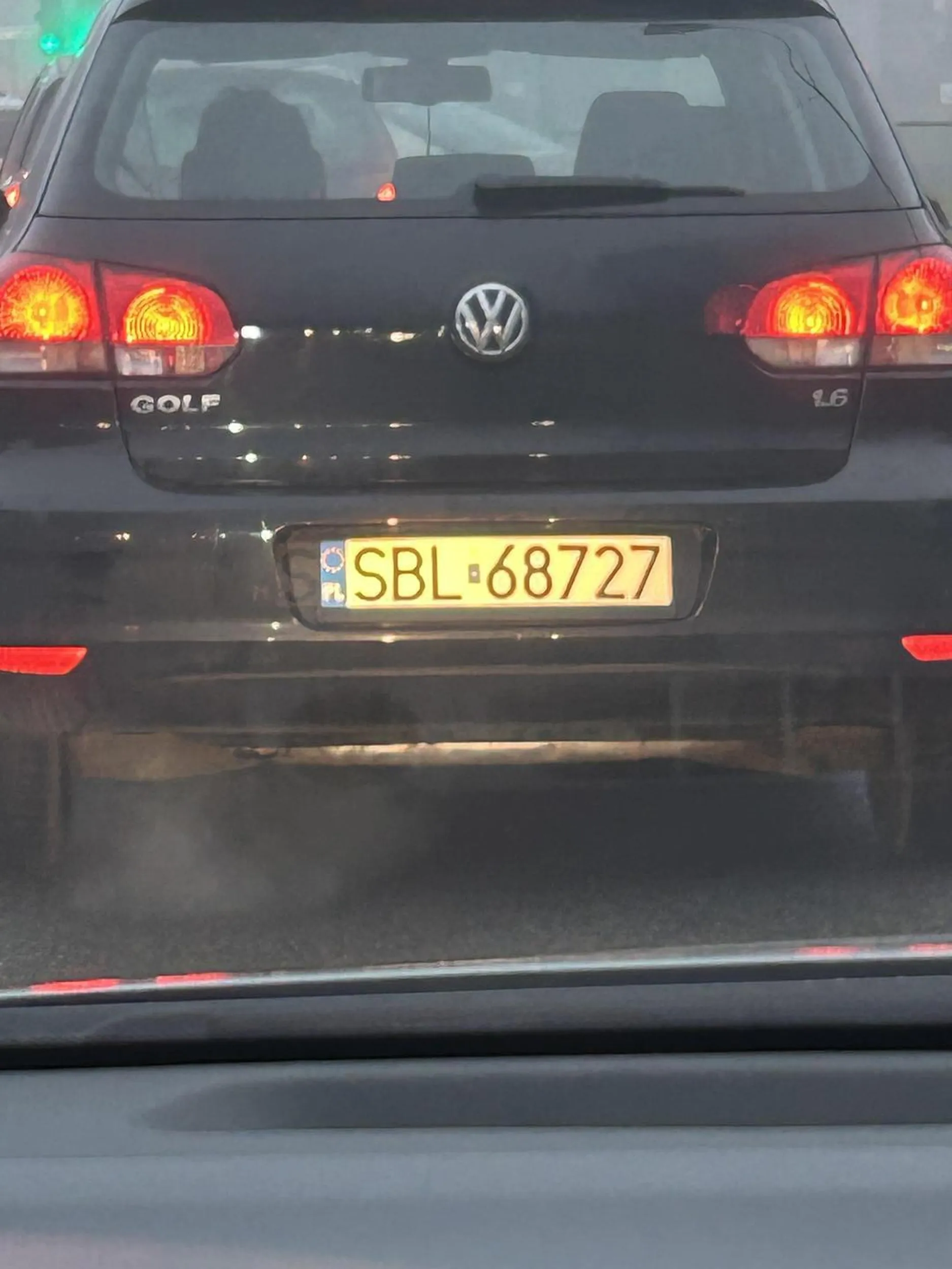 Kierowca, który nie zna zasad jazdy na tzw. zameczek, jednym słowem pacan a nie kierowca….moze najlepiej aby kierowca przeczytał sobie jeszcze raz kodeks ruchu drogowego!