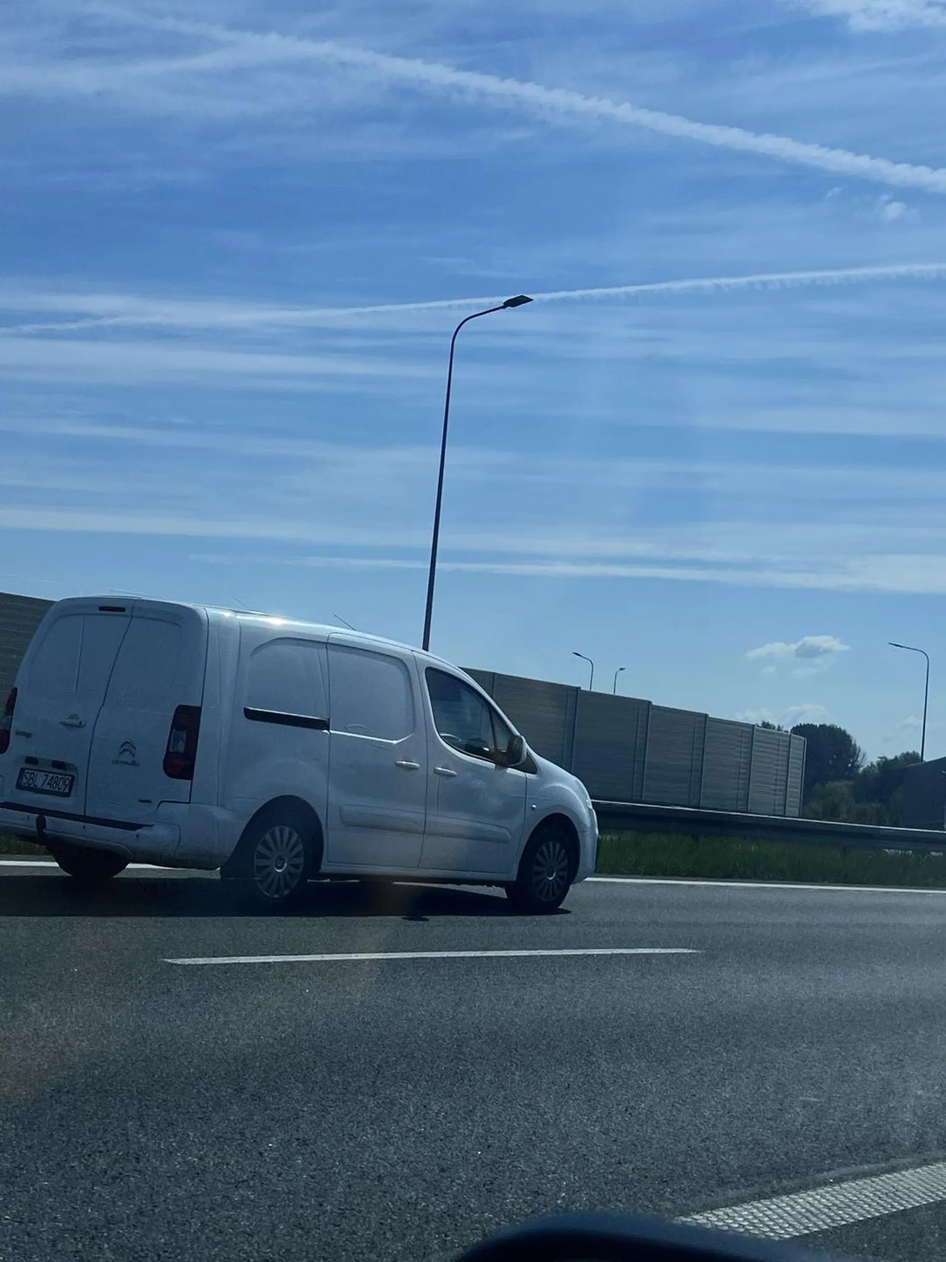 Chciałam ostrzec przed bardzo nieodpowiedzialnym kierowcą, który dzisiaj stworzył wyjątkowo niebezpieczną sytuację. Przez dłuższy czas trzymał się skrajnie lewej krawędzi jezdni, jakby celowo utrudniał wyprzedzanie. Kiedy już podjęłam manewr, zamiast zachować bezpieczny odstęp, gwałtownie podjechał tak blisko, że prawie doszło do wypadku. Co zobaczyłam jeszcze w lusterku po zakończonym manewrze zostawię dla siebie bo odpowiedziałam Panu tym samym. Załączam zdj na potwierdzenie, Pozdrawiam