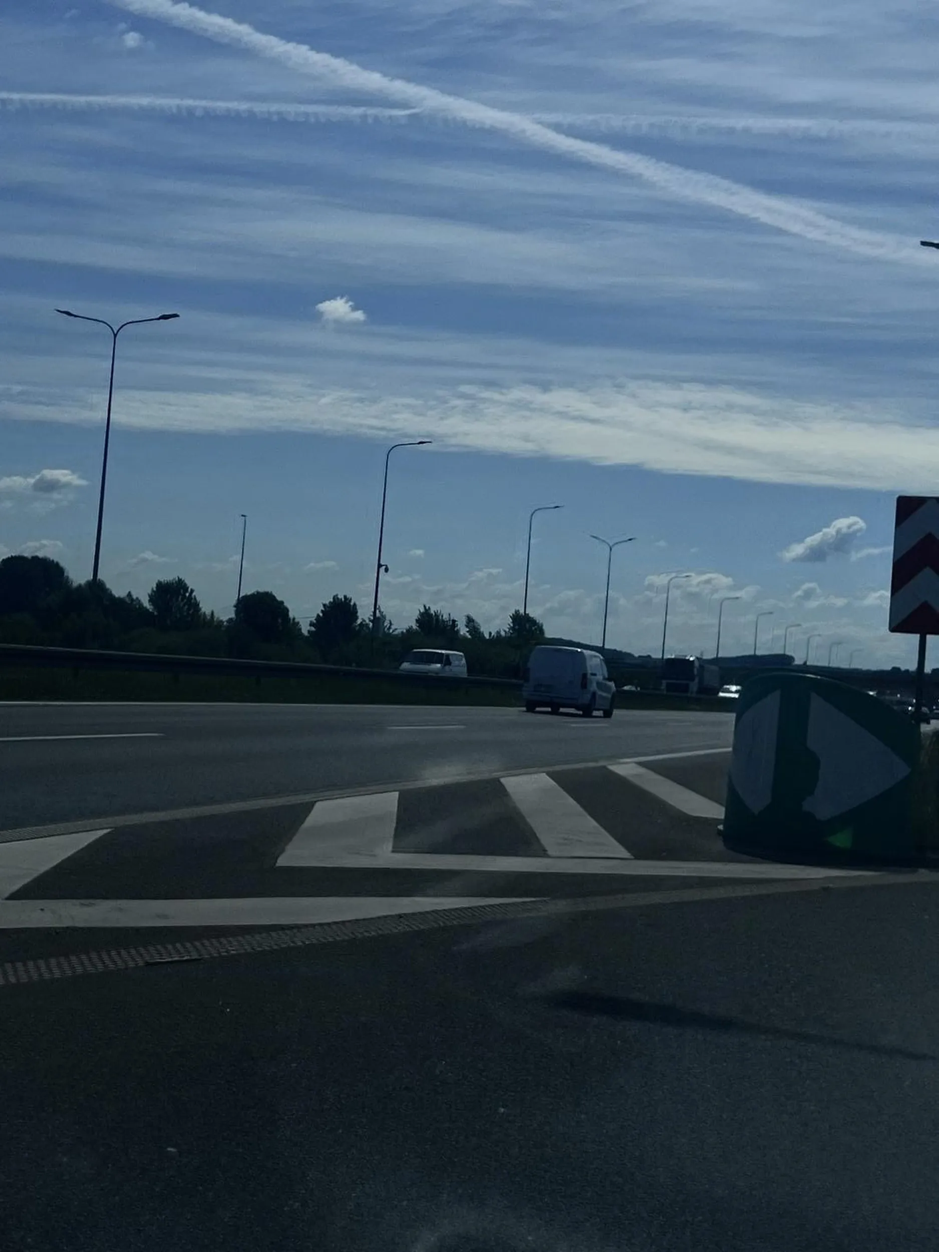 Chciałam ostrzec przed bardzo nieodpowiedzialnym kierowcą, który dzisiaj stworzył wyjątkowo niebezpieczną sytuację. Przez dłuższy czas trzymał się skrajnie lewej krawędzi jezdni, jakby celowo utrudniał wyprzedzanie. Kiedy już podjęłam manewr, zamiast zachować bezpieczny odstęp, gwałtownie podjechał tak blisko, że prawie doszło do wypadku. Co zobaczyłam jeszcze w lusterku po zakończonym manewrze zostawię dla siebie bo odpowiedziałam Panu tym samym. Załączam zdj na potwierdzenie, Pozdrawiam