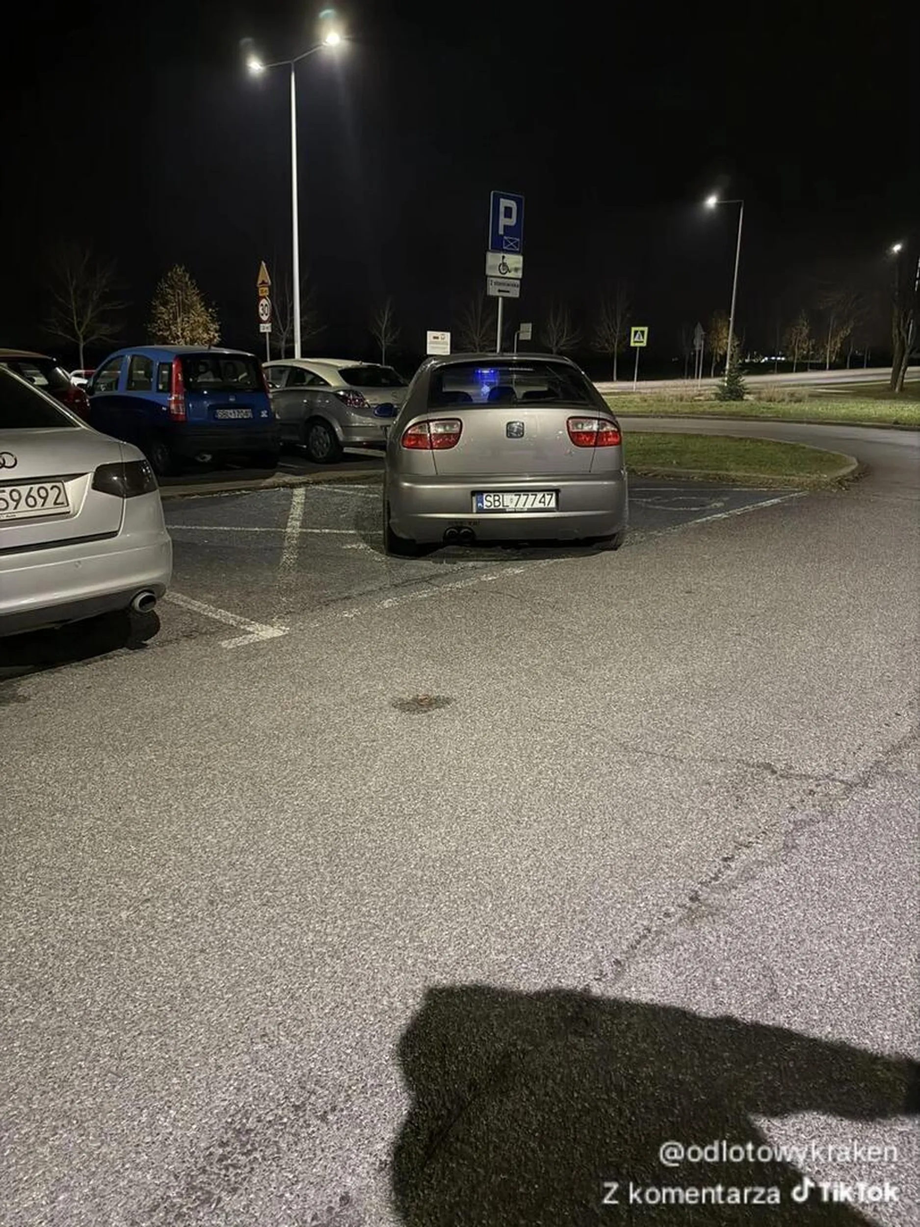 typ zaparkował jak mentalny parkomat na baterie z lidla dwa miejsca dla niepełnosprawnych zajęte bo ego ma nadwagę mózg na urlopie a rozum w rowie to nie jest kierowca tylko ku**as parkingowy auto stoi krzywo tak jak jego decyzje człowiek poziom ch*j społeczny