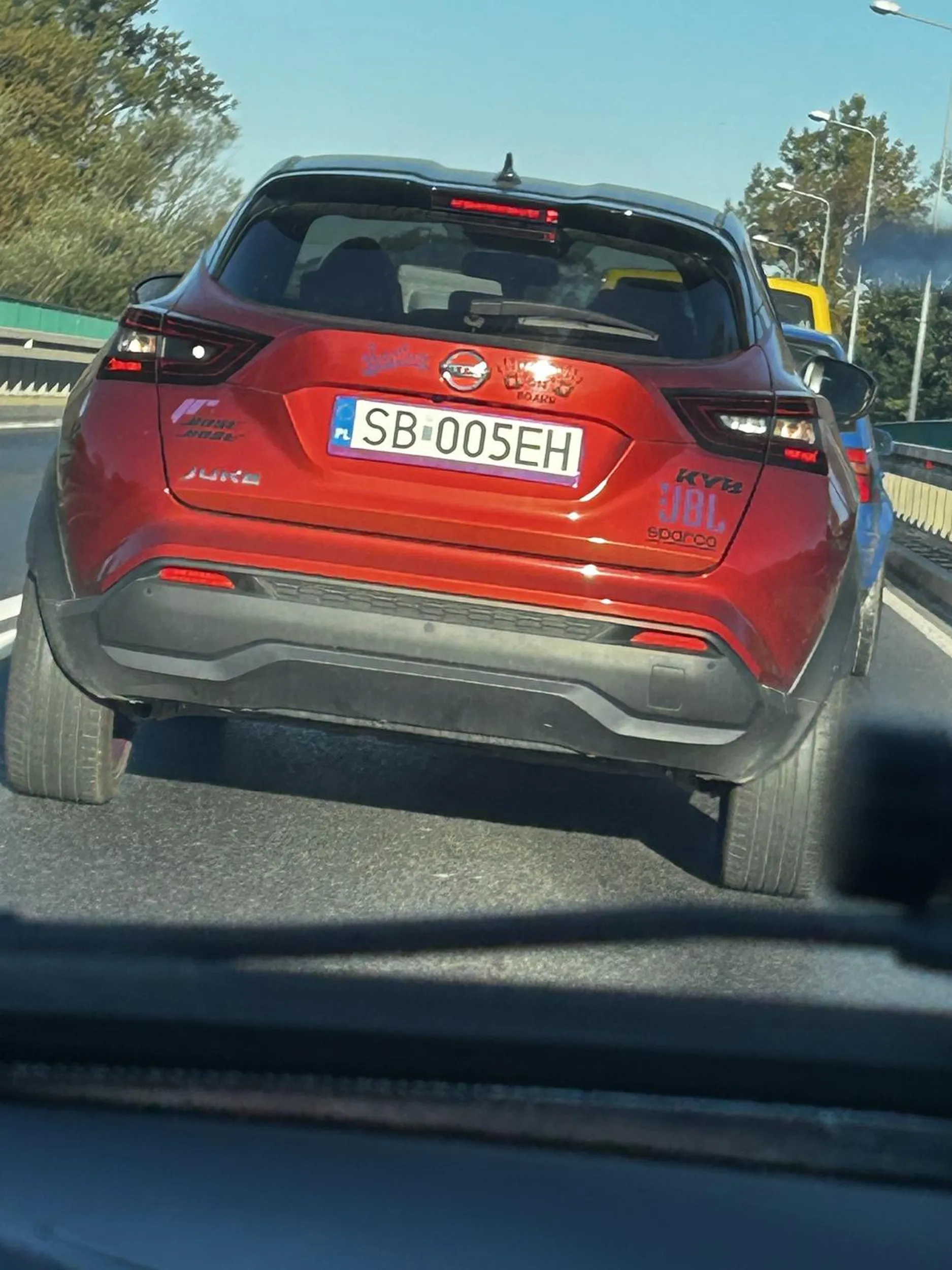 Buc buca pogania, niby SB, a słoma z butów wystaje, nie zna się na przepisach