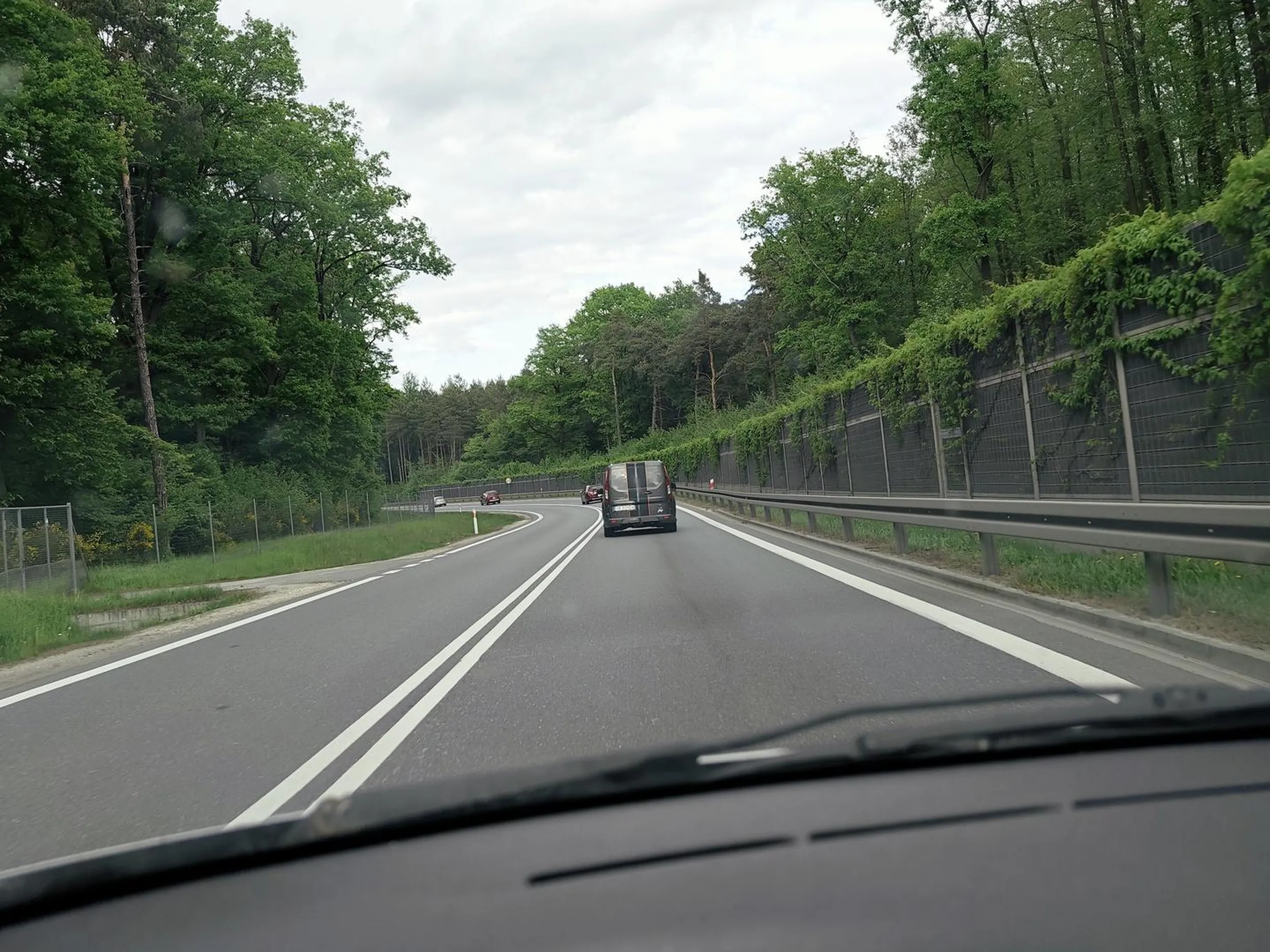 Szanowny kierowco, gdy kończy się pas i pojazd przed tobą go zmienia, to nie próbuj za wszelką cenę wypieprzyć się przed niego zjeżdżając drogę. Nie Pozdrawiam!