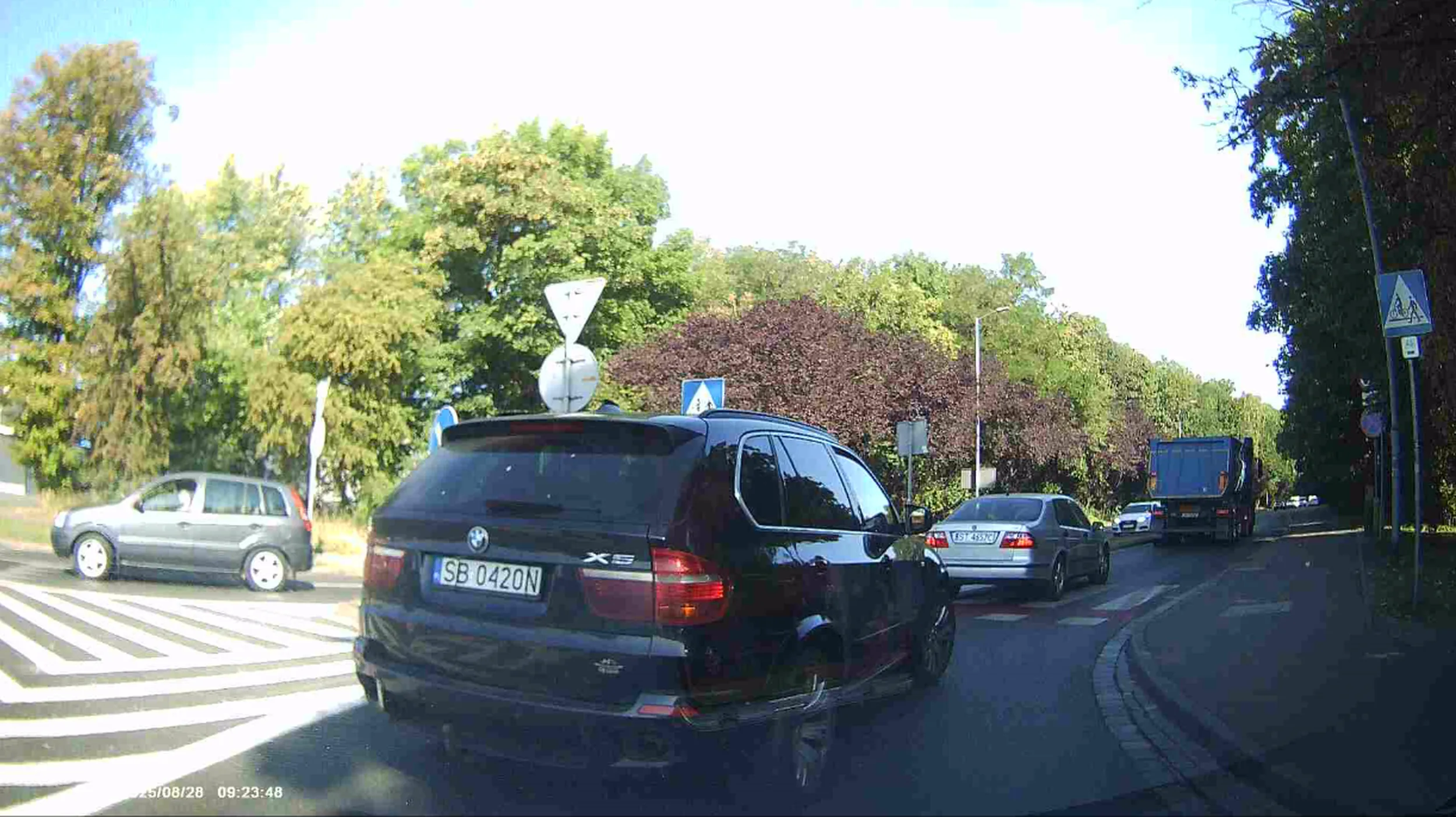 Kierowca na cwaniaka wyprzedza na rondzie, wymusza miejsce na pas do skrętu w prawo po to, by na kolejnym skrzyżowaniu z pasu do skrętu w lewo jechać w prawo :-D