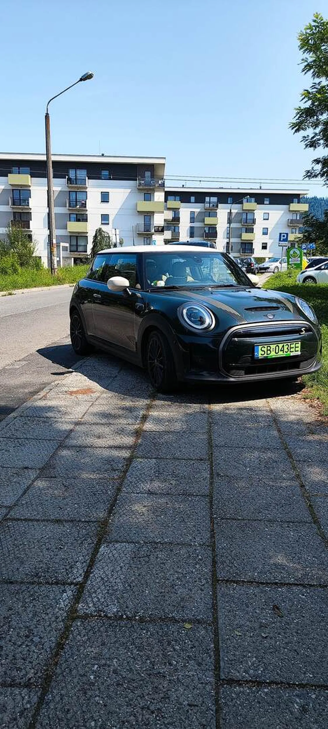 Żeby małym trzydrzwiowym autem zablokować 3 miejsca parkingowe i cały chodnik mając do dyspozycji miejsca jak dla ciężarówki z naczepą to już trzeba mieć naprawdę talent.