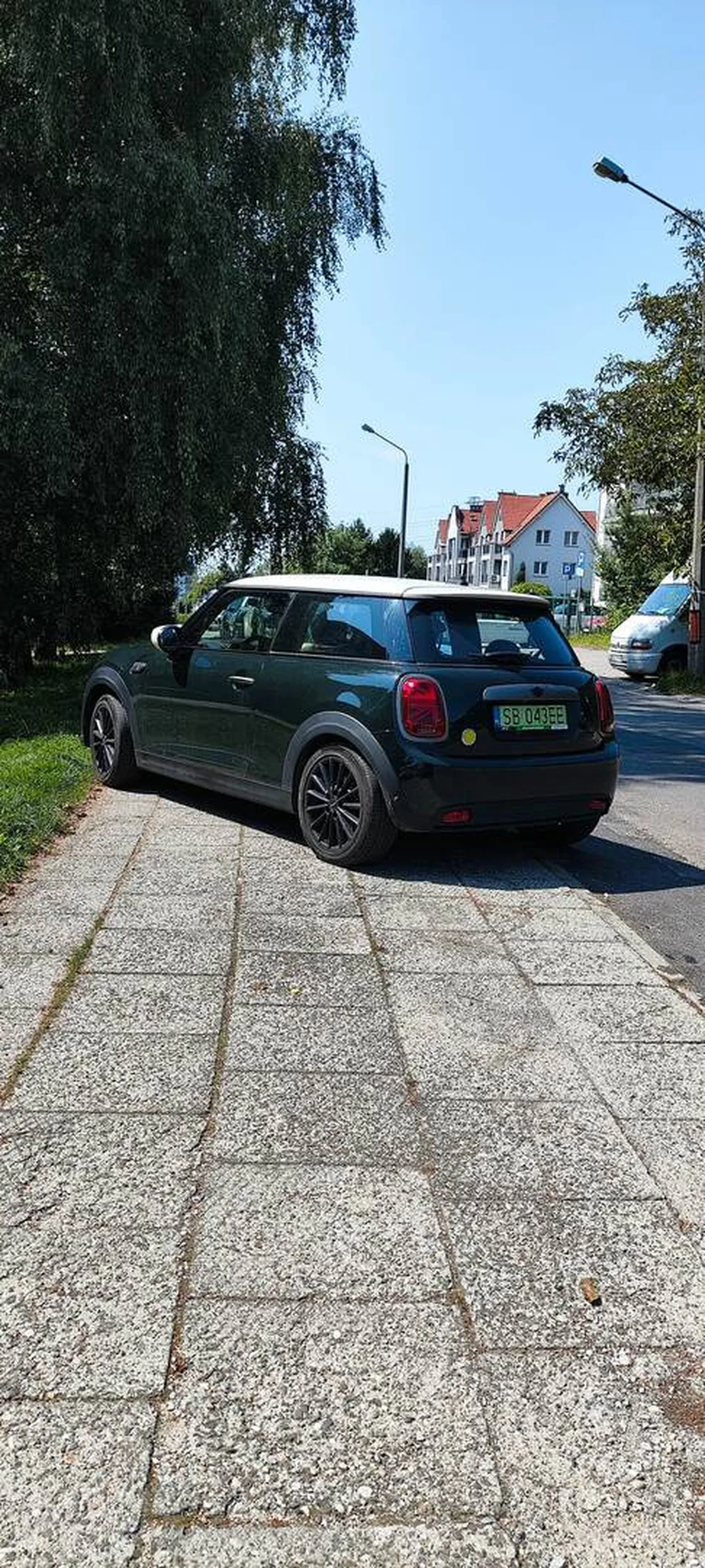 Żeby małym trzydrzwiowym autem zablokować 3 miejsca parkingowe i cały chodnik mając do dyspozycji miejsca jak dla ciężarówki z naczepą to już trzeba mieć naprawdę talent.