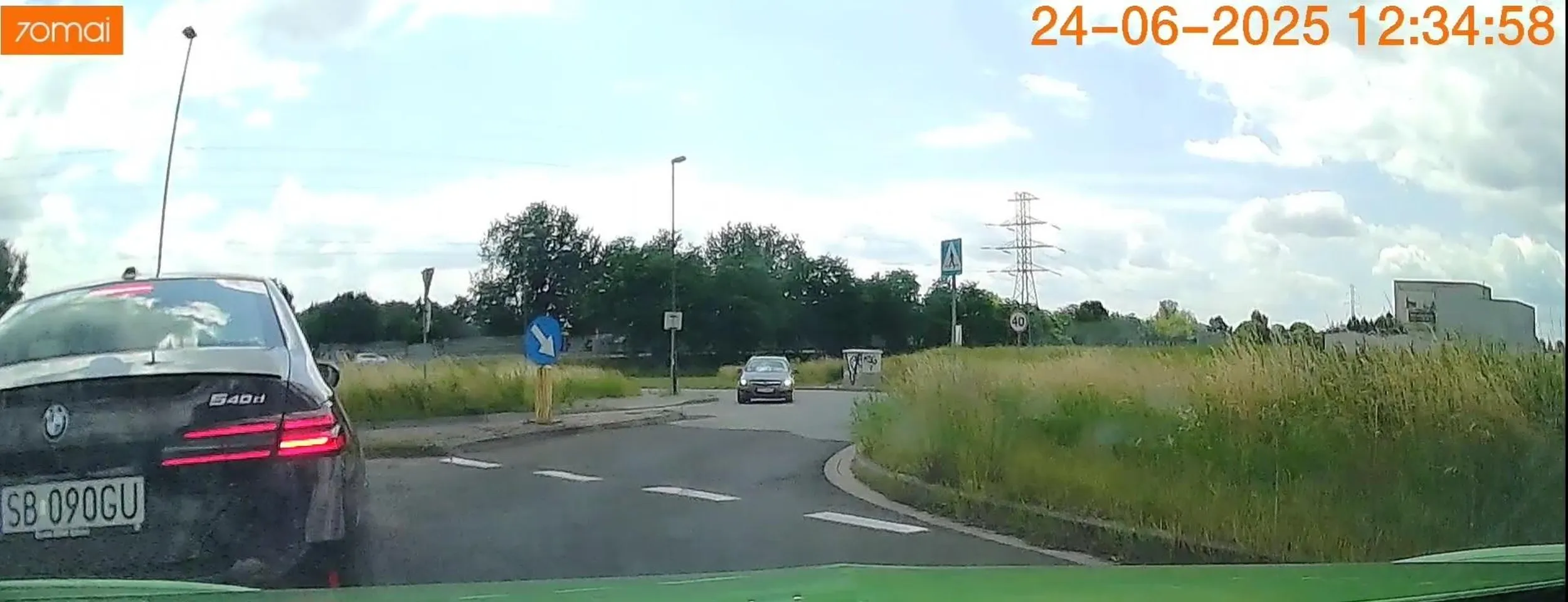 Wymusza pierwszeństwo na rondzie po czym bez powodu zatrzymuje się na samym środku ronda. Przypadek? Nie sądzę... Nie pozdrawiam