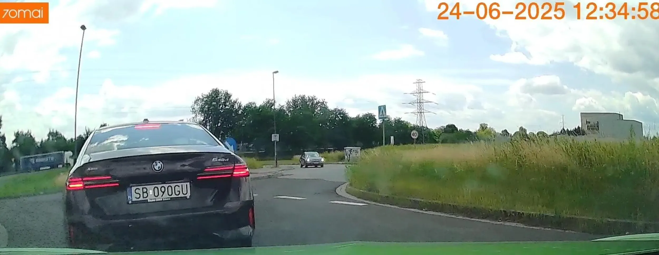 Wymusza pierwszeństwo na rondzie po czym bez powodu zatrzymuje się na samym środku ronda. Przypadek? Nie sądzę... Nie pozdrawiam