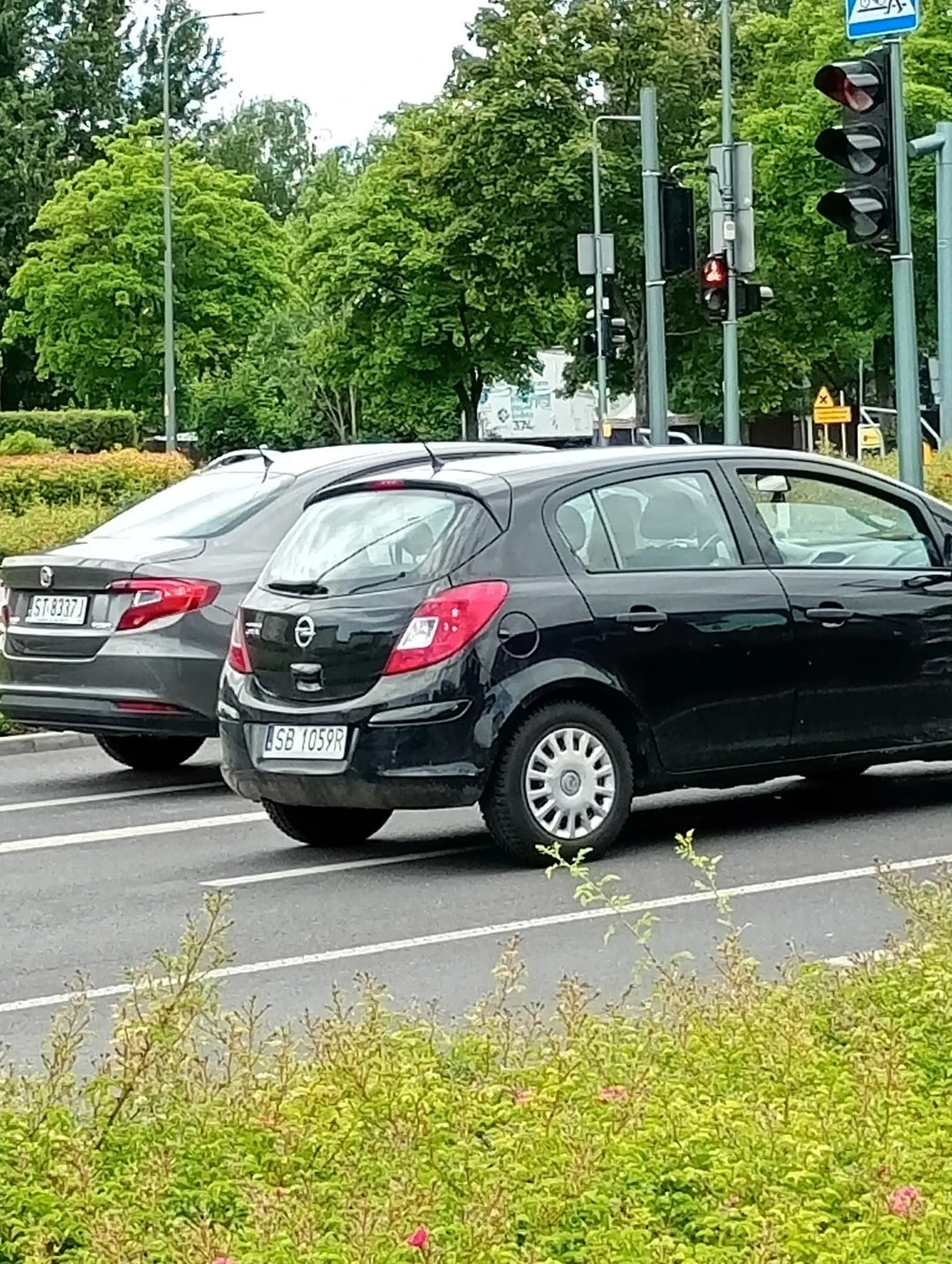 Paniusia jeździ w słuchawkach nausznych