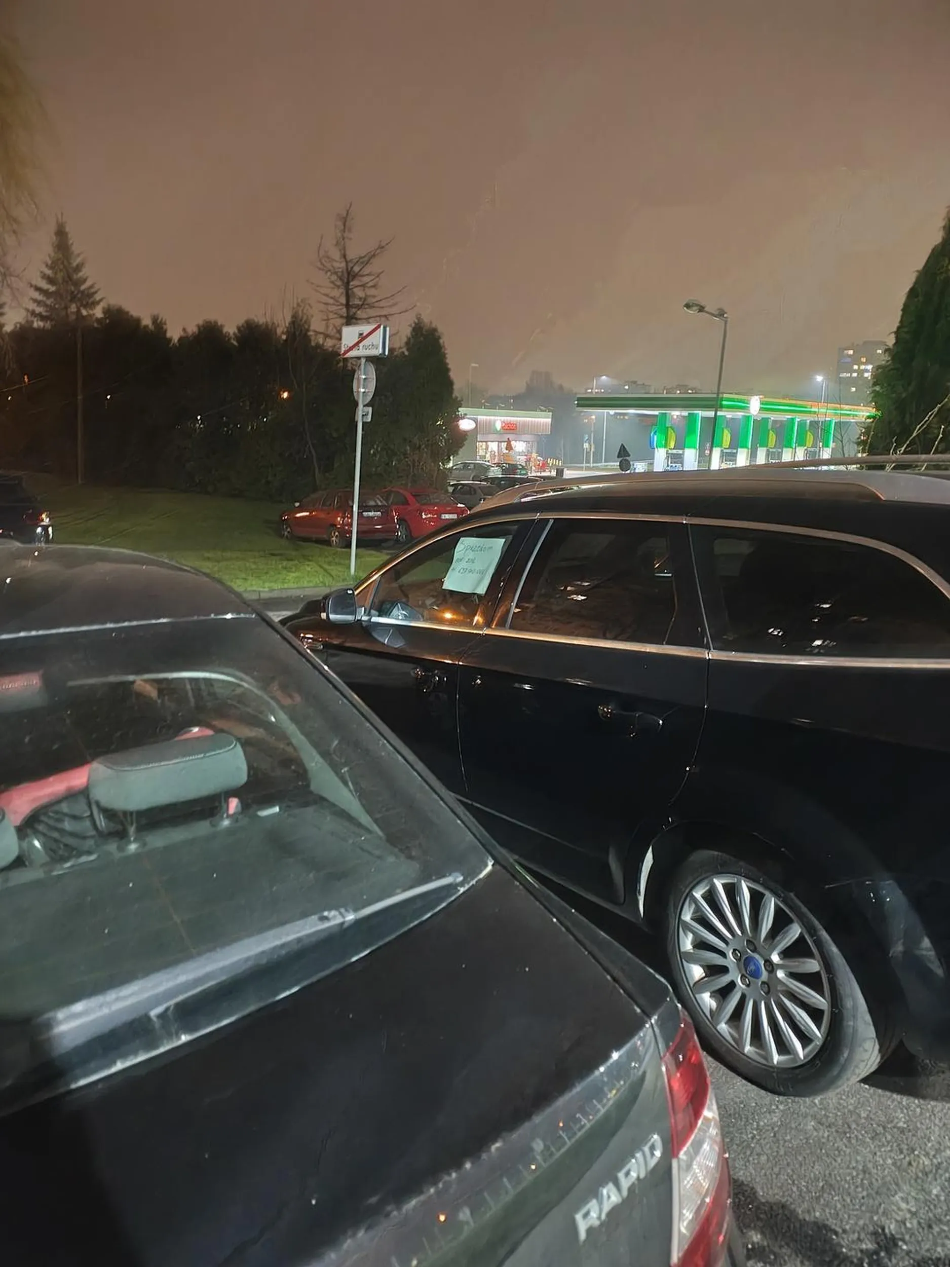 Widziałem jak jeździsz z tymi kartkami. Trudno mi znaleźć słowa określające poziom twojej inteligencji.