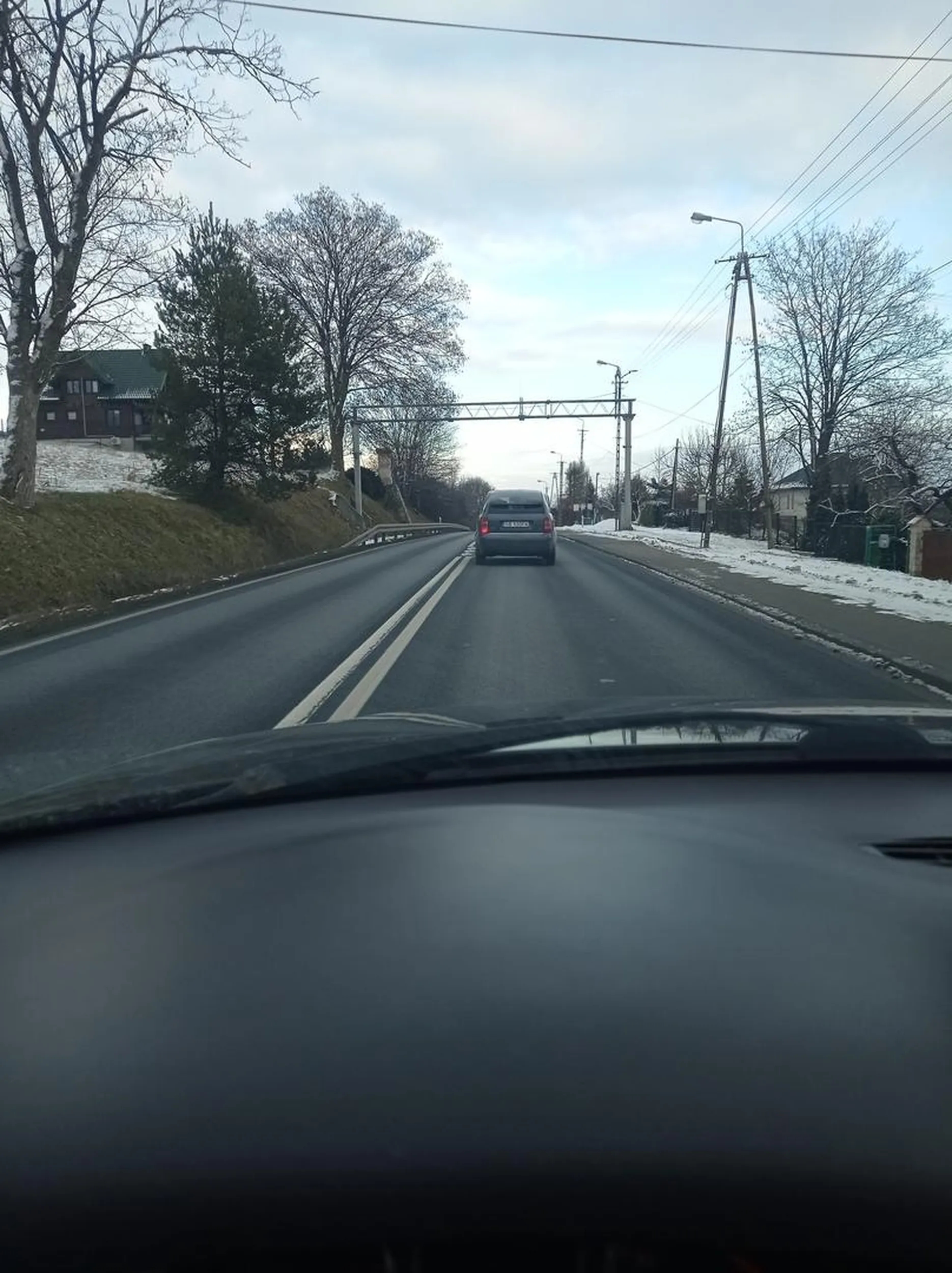 Wyprzedzanie na podwojnej ciaglej, przejsciu dla pieszych, zajezdzanie drogi. Albo mial sraczke albo fan F&F.