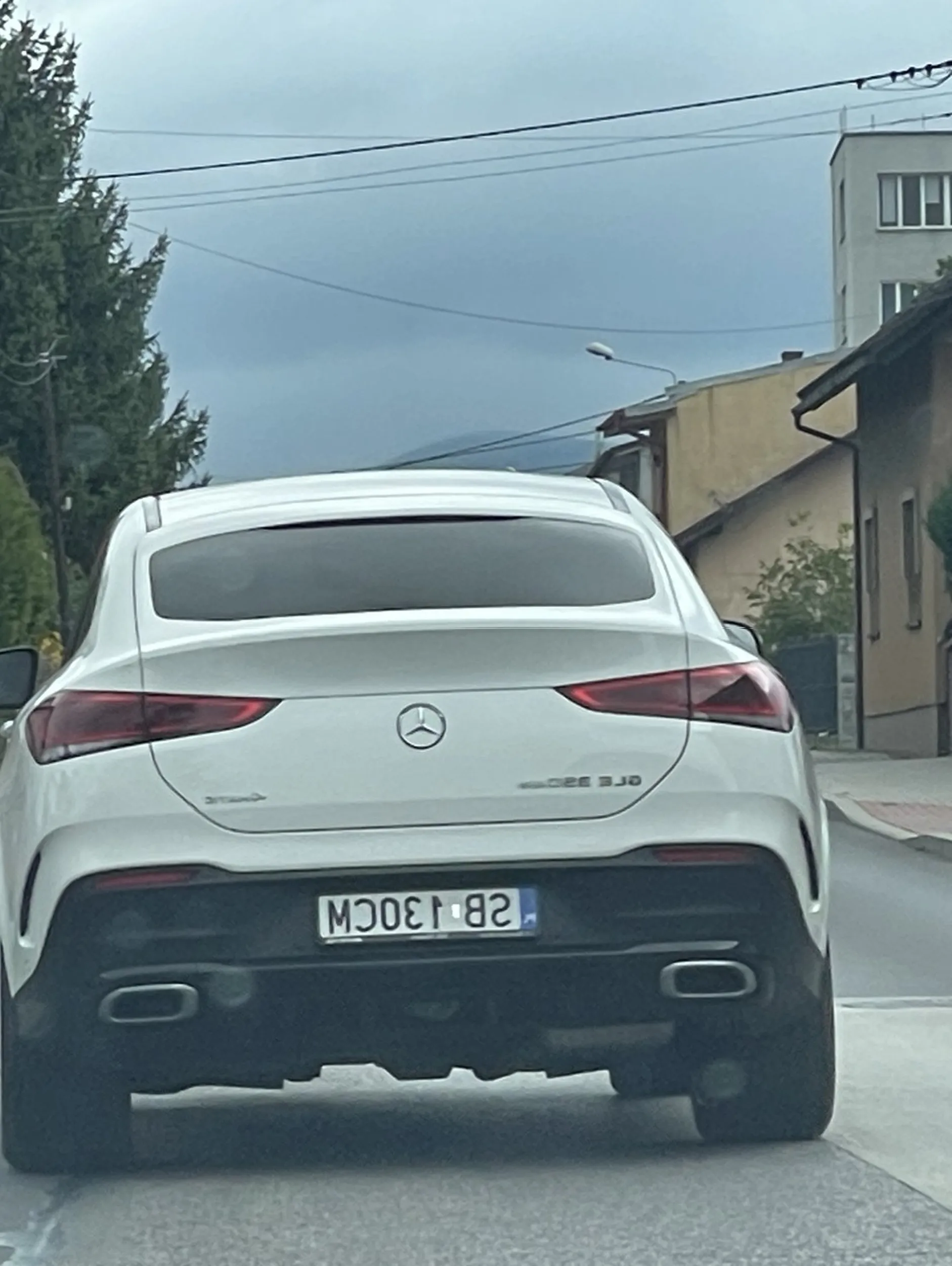 Na Leśniance w Żywcu wyprzedza na podwójnej ciągłej kilka samochodów, jeździ przy zderzaku i mruga długimi