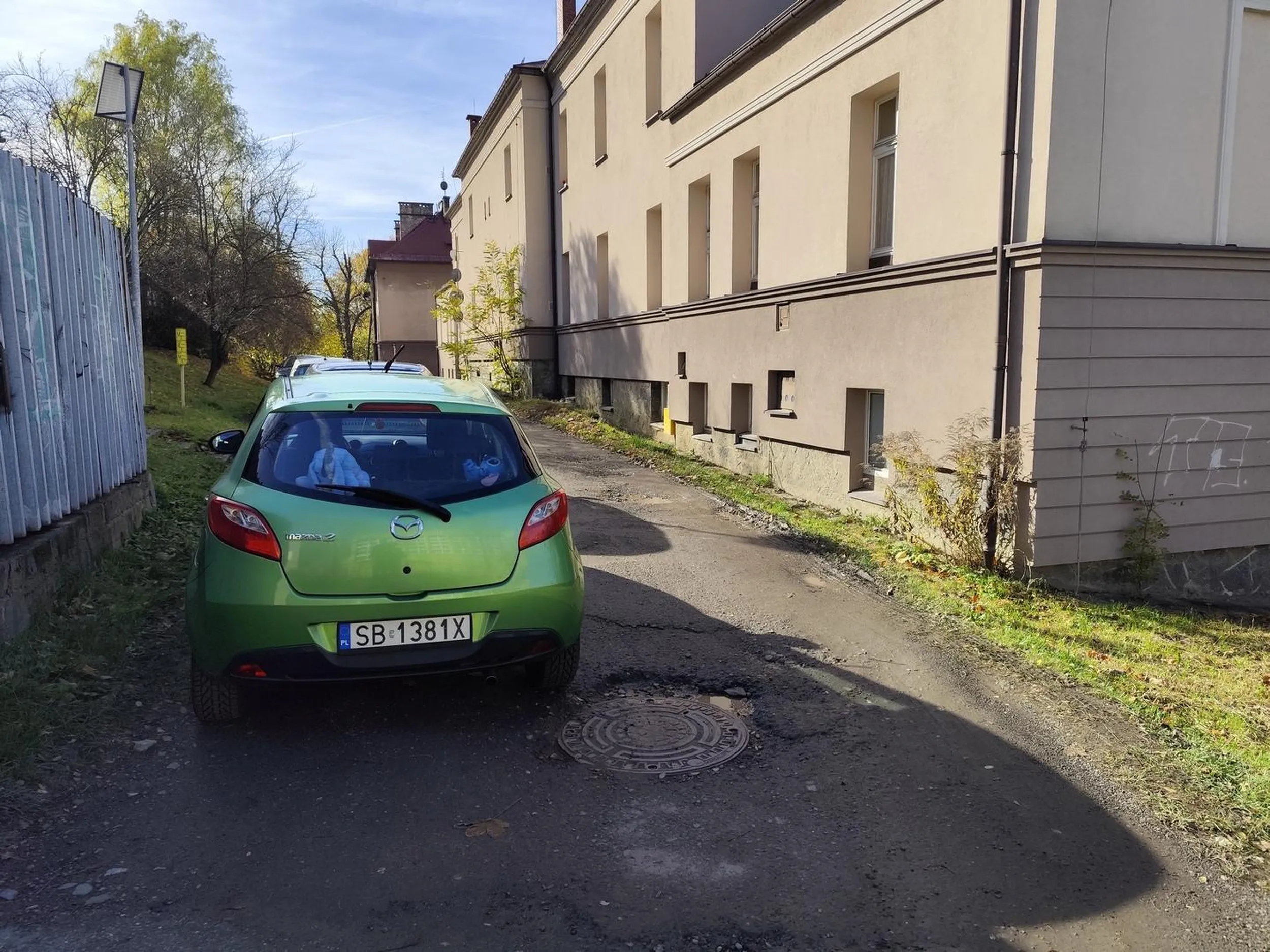 Chyba nie trzeba komentarza wąska droga a on na zakręcie zaparkuje jak by straż miała tamtędy przejechać to by się nie zmieścili bo zwykłym autem się nie da