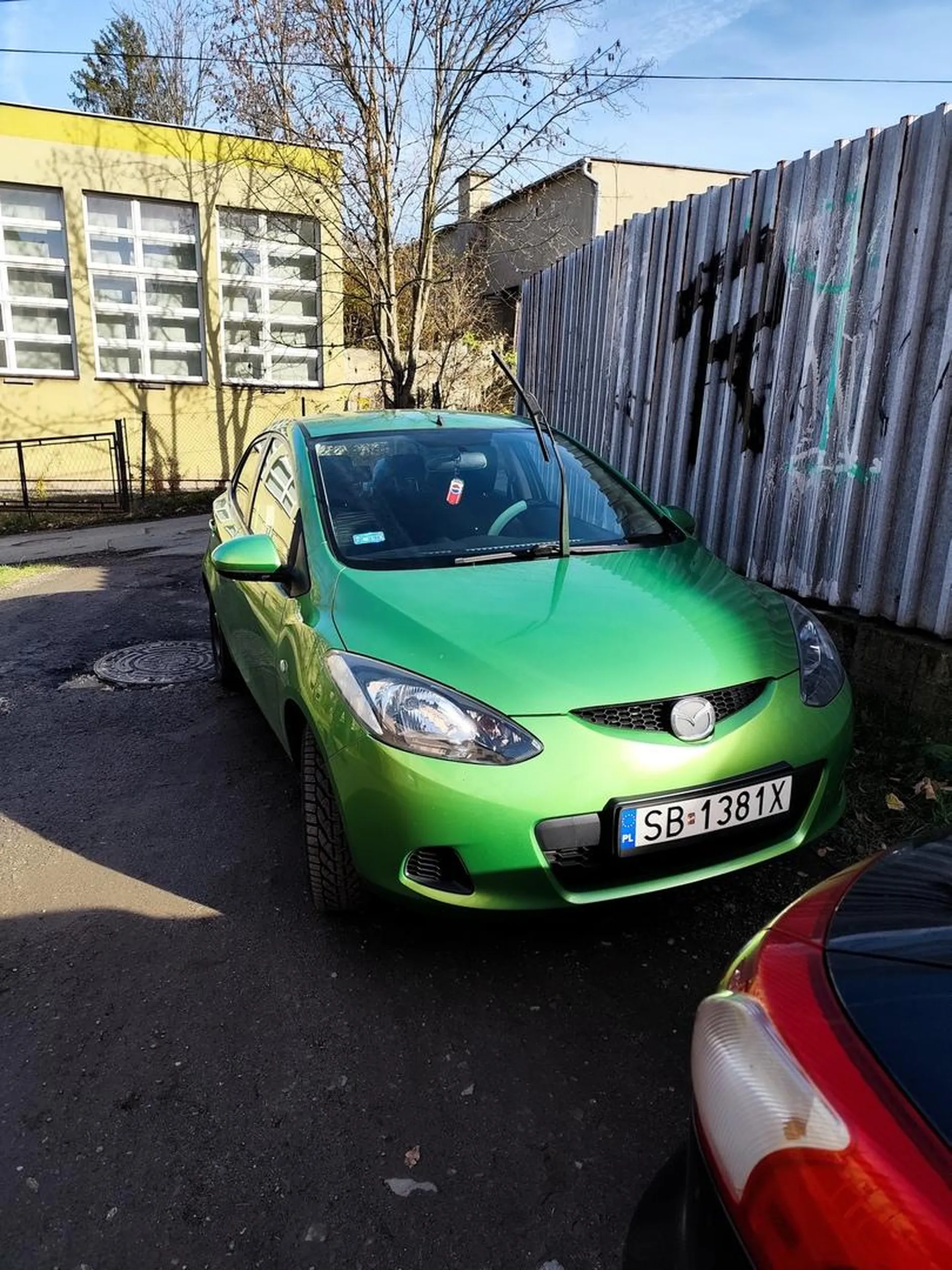 Chyba nie trzeba komentarza wąska droga a on na zakręcie zaparkuje jak by straż miała tamtędy przejechać to by się nie zmieścili bo zwykłym autem się nie da