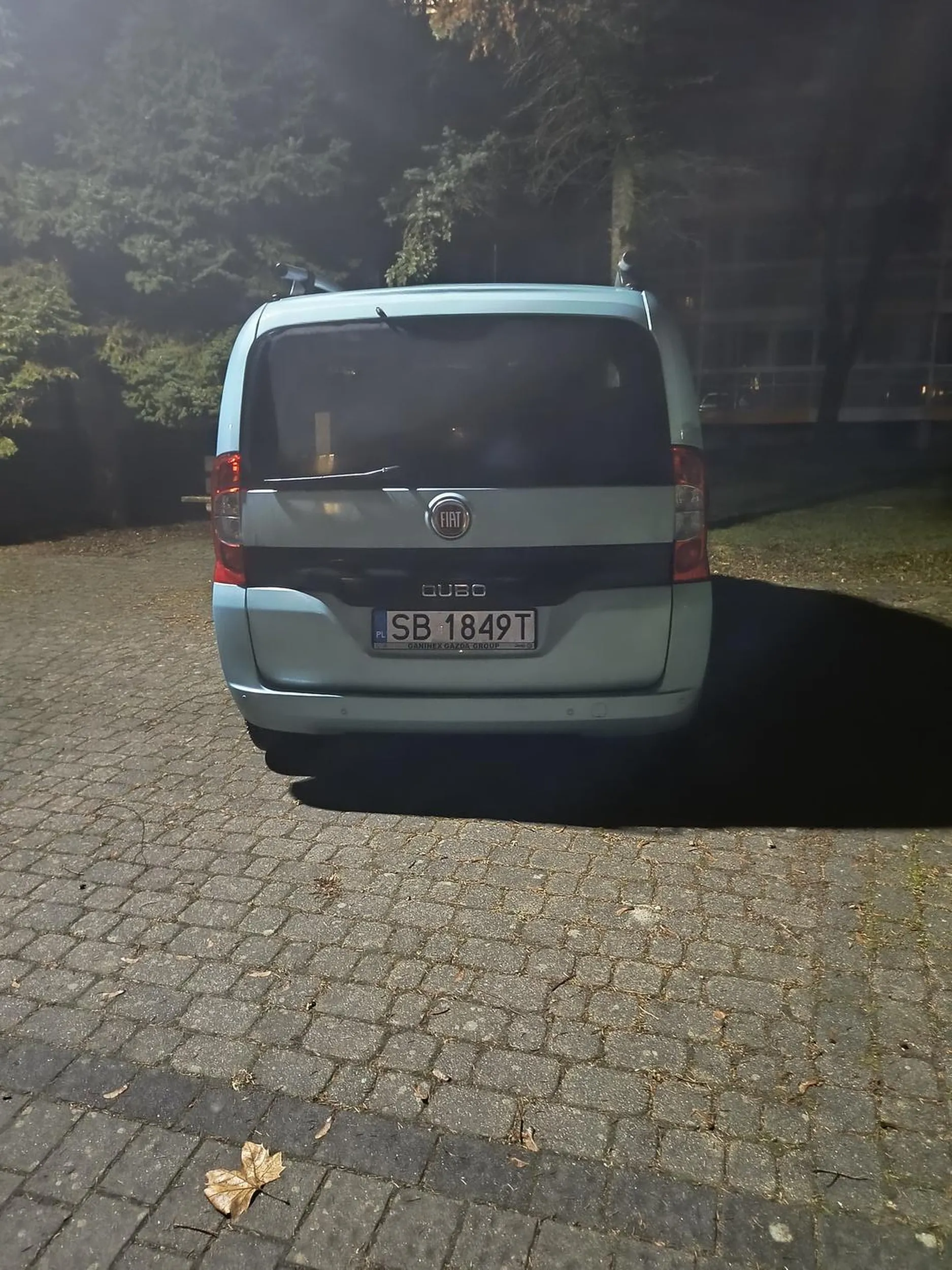 Kierowca tego fiata jeździ po chodniku oraz parkuje na nim gdzie jest oczywiście wielki znak zakazu