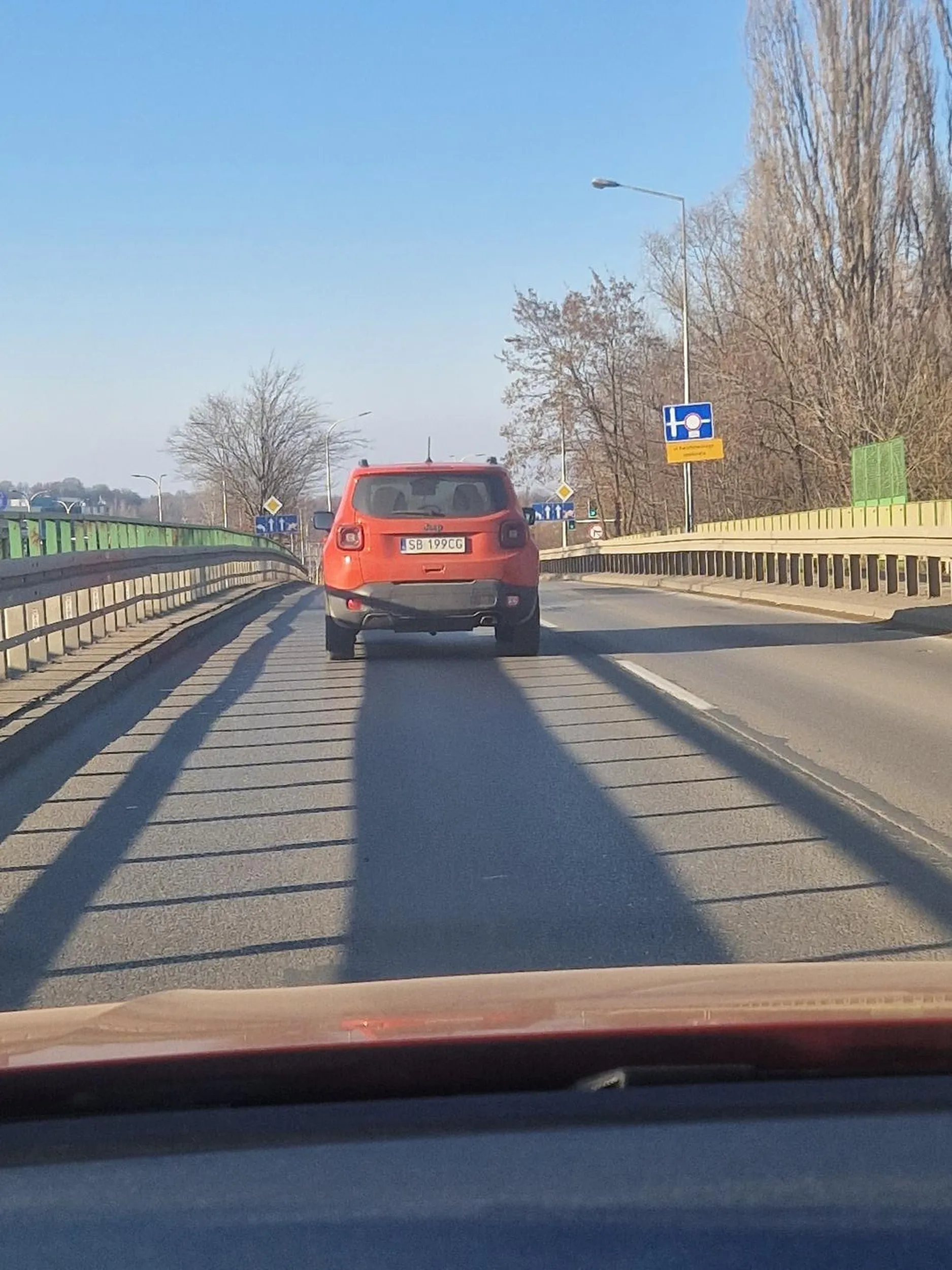 Wlecze sie 36km/h ciągle na lewym pasie