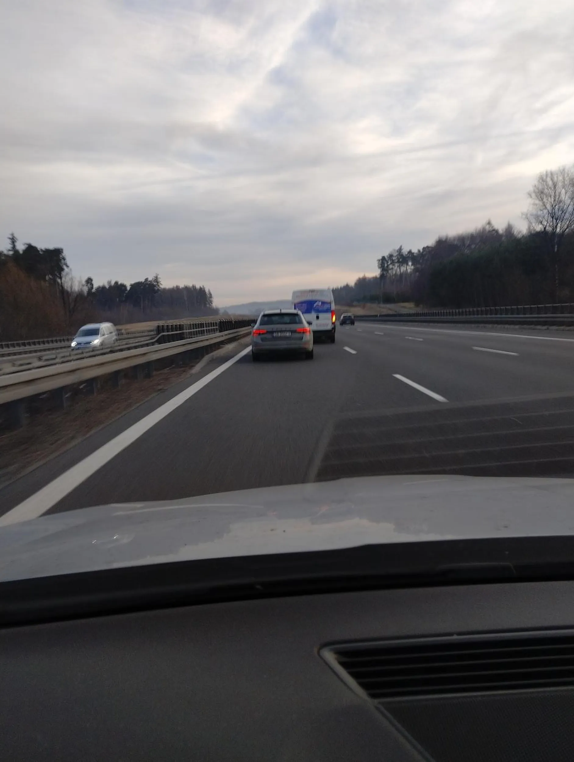 Burak ze skody którego przepisy prawa drogowego nie obowiązują. Jemu można wszystko, przejechać po ciągłej byleby dodać gazu (bo jest taki szybkiiii) i uniemożliwiać włączenie się  do ruchu samochodu który jedzie przed nim. Przyspieszanie za samochodem który zmienia pas no zaje.... Pomysł to tylko taki typ który ma nie dopieszczone ego może tak robić. No co w końcu jechał z drugim koleszką  burakiem więc trzeba się pokazać choćby  rozp....ć komuś innemu samochód. Pozdrawiam Blondyna z SS