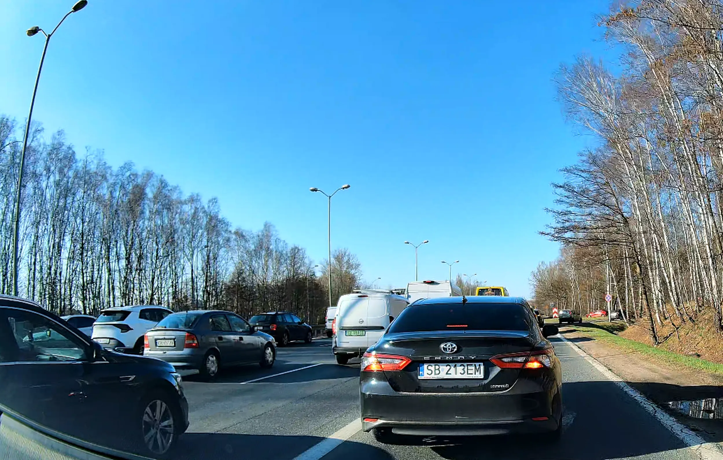 Na zakorkowanej drodze przez remont, cwaniak jedzie do końca prawym pasem, który jest przeznaczony wyłącznie do skrętu w prawo (strzałki na drodze) i w ostatniej chwili przejeżdza przez linię ciągłą na pas prowadzący prosto. Miał możliwość zjechania wcześniej na pas po lewej (była przerwa między samochodami) a i tak jechał dalej blokując ostatecznie pas dla skręcająych w prawo, żeby tylko ominąć kilka samochdów. CHAM i CWANIAK!