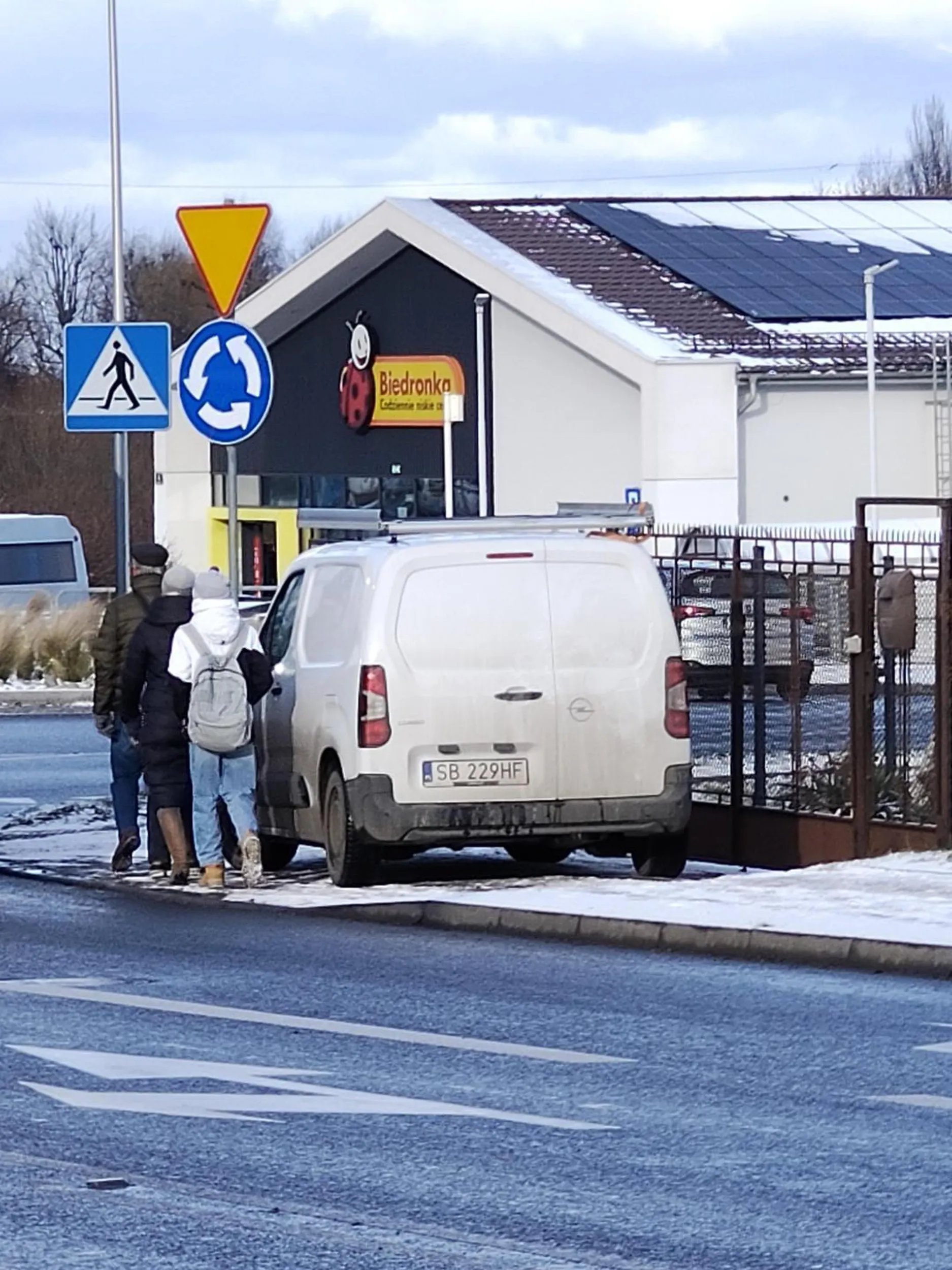 Pewnie, niech ludzie się przeciskają, bo on wykleja billboard.