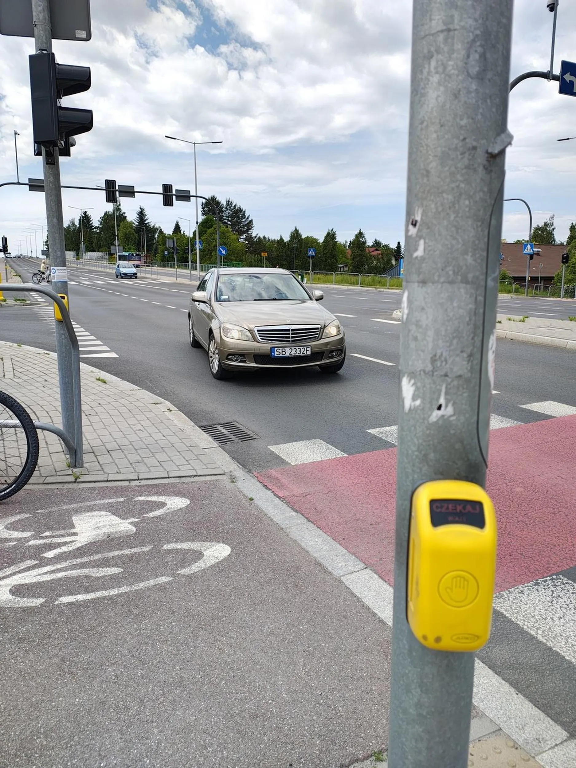 Przejechał na czerwonym, bo całe zielone przesiedział w telefonie ignorując wszystkich za nim, którzy na niego trąbili. XD