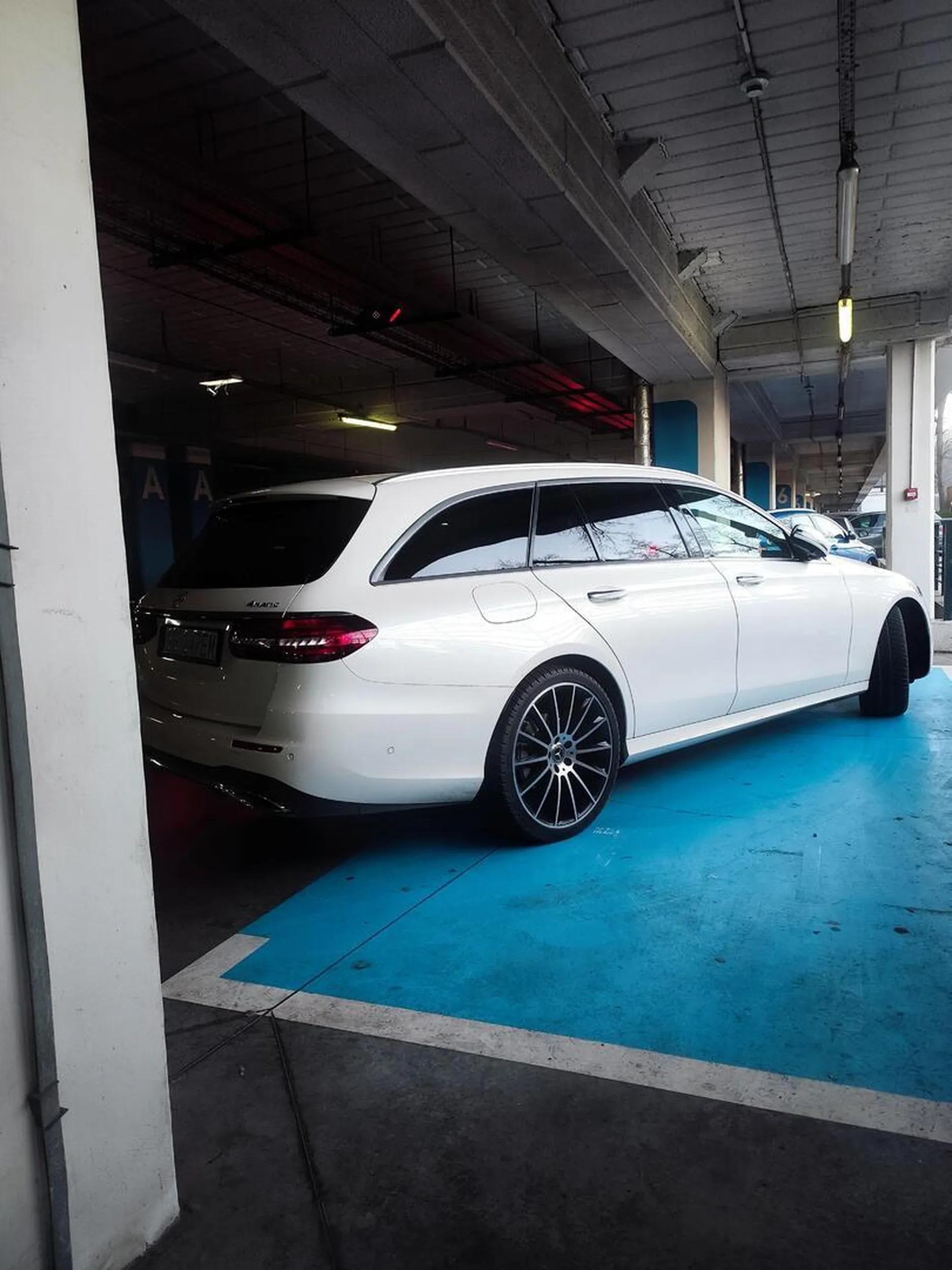 Zaparkował na inwalidzie bez znaczka, bez karty, za to z fantazją. Wyskoczył z Mercedesa, zrobił gwiazdę, salto i perfekcyjny szpagat na policji — rehabilitacja zakończona sukcesem. Auto stoi prostopadle na równoległym, bo najwyraźniej jedyną niepełnosprawnością tutaj jest parkowanie. Kierownica wychodząc ze swojego śnieżno białego mercedesa powiedział że małej dziewczynki że jego Mercedes e klasa jest bielszy niż jej żeby po wybielaniu i opluł ją i jej mały różowy rowerek na czterech kółkach