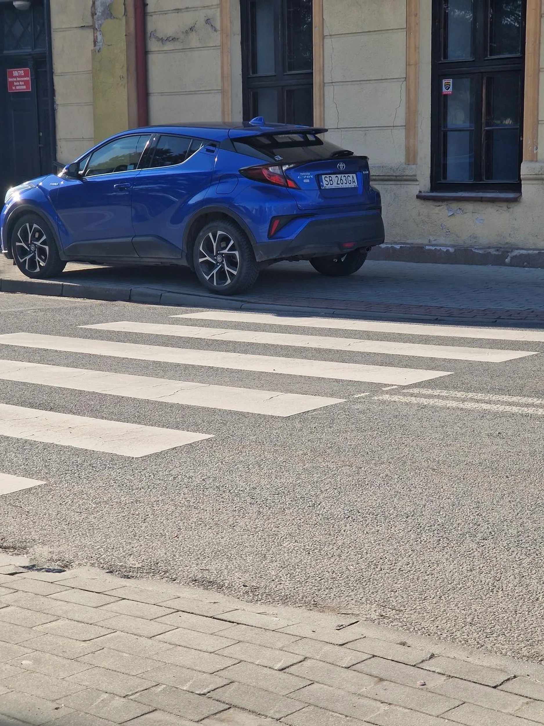 Czlowieku nie parkuj na chodniku