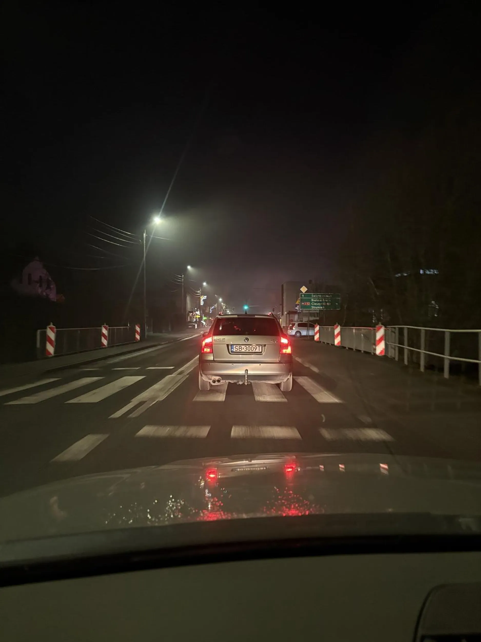 zajeżdża drogę powodując ryzyko wypadku a po klaksonie wychamowuje pojazd któremu zajechał drogę. Jak trafi na niedoświadczonego kierowcę to będzie kraksa.