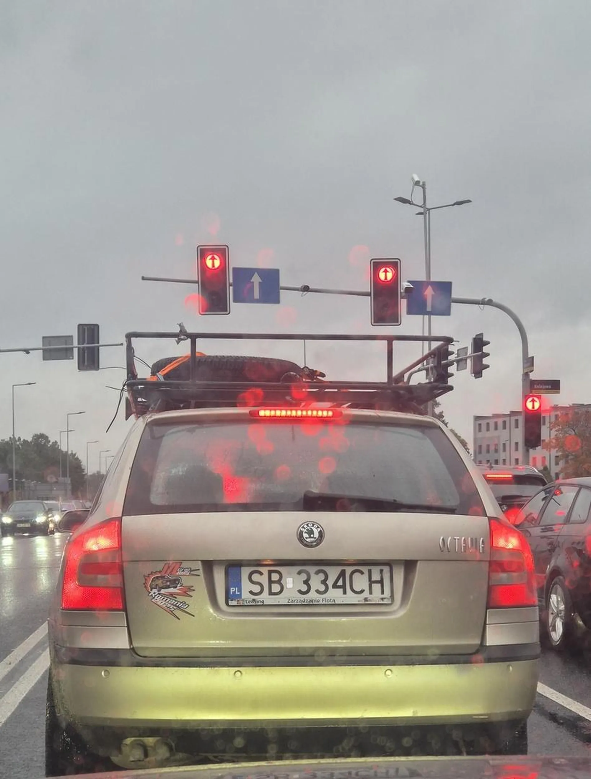 Szeryf mrugajacy światłami bo jedziesz zgodnie z ograniczeniem, potem wyprzedza i hamuje...