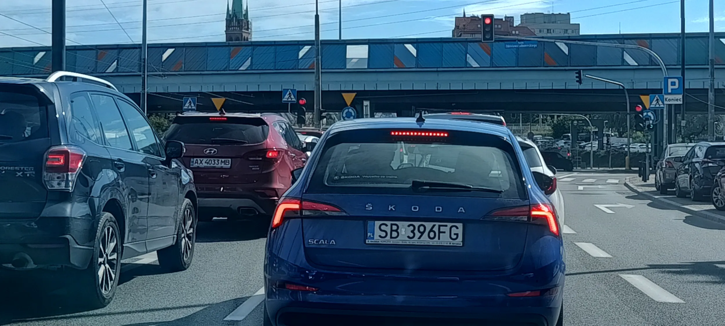 Cham co nie umie jeździć i zajeżdża drogę na cudzym zajętym pasie jezdni.