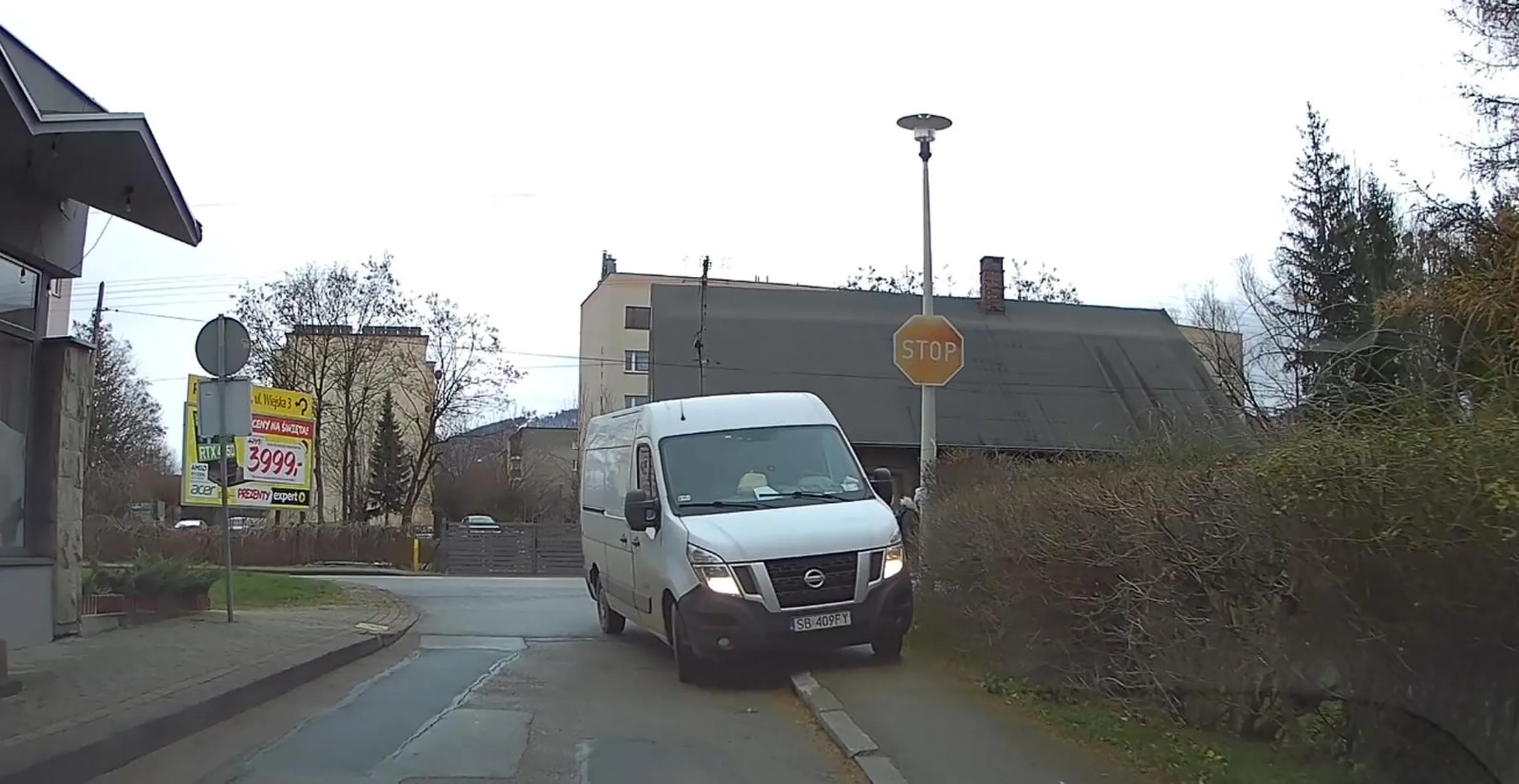 Następnym razem zablokuj całą drogę i idź sobie na zakupy ty poyebany ignorancie drogowy