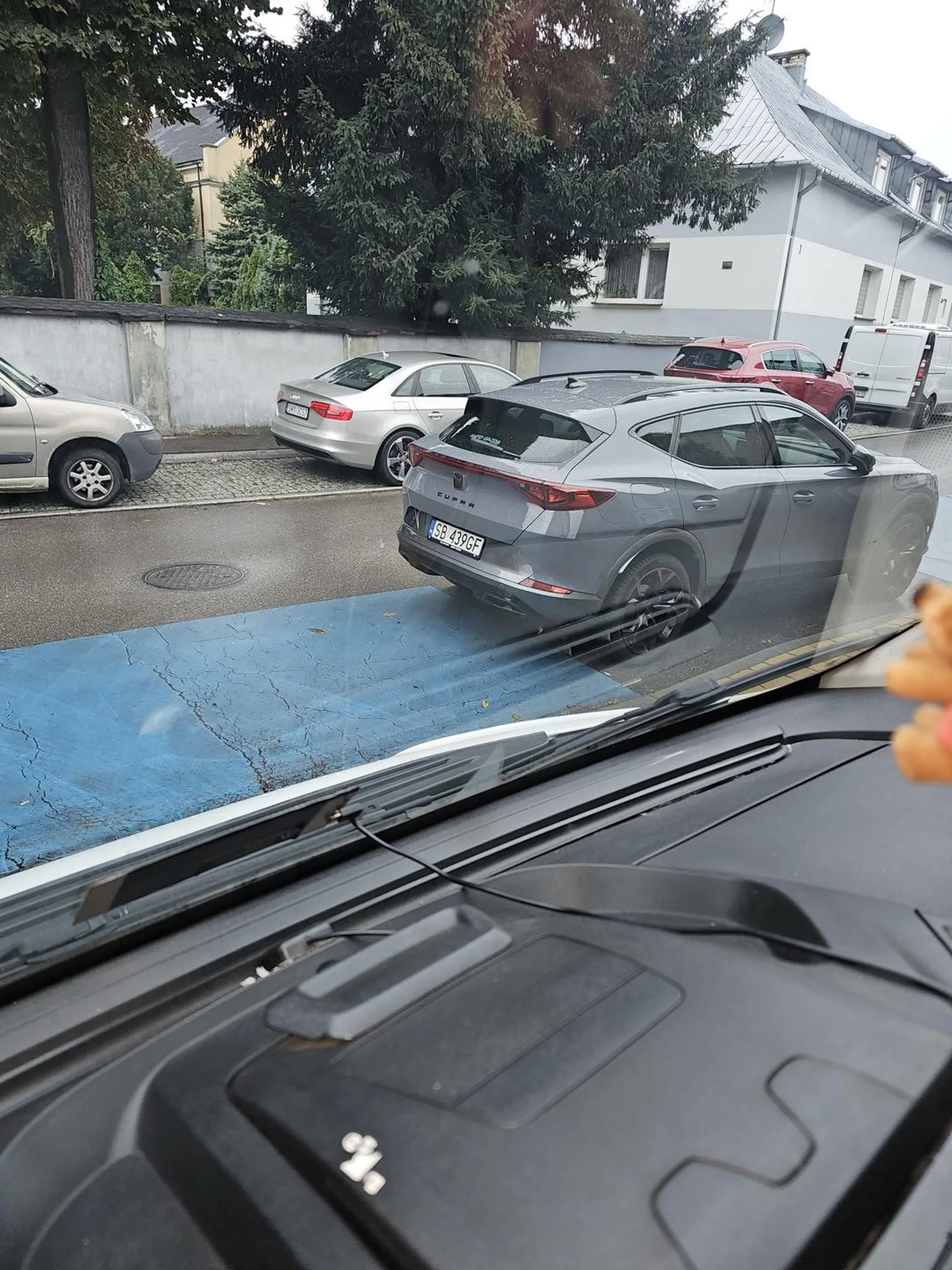 Najlepiej zablokowac wyjazd i isc do pracy, prawo jazdy wygrane w chipsach, ale co mi tam niech inni stoją, nadpisze jeszcze ze uliczka jednokierunkowa!!!