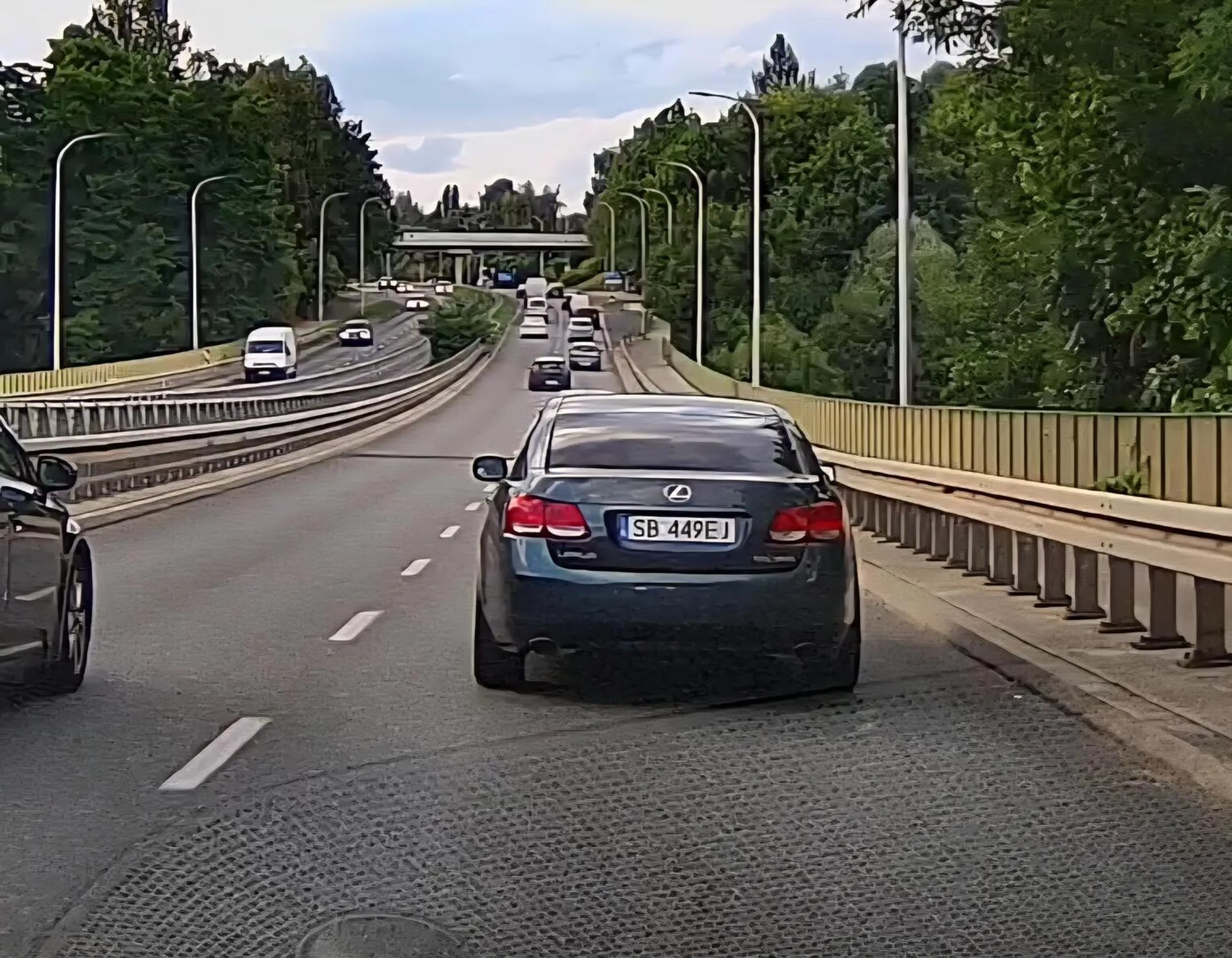 Kierowca Lexusa wymusza pierwszeństwo i zamiast przeprosić to pokazuje środkowy palec ...