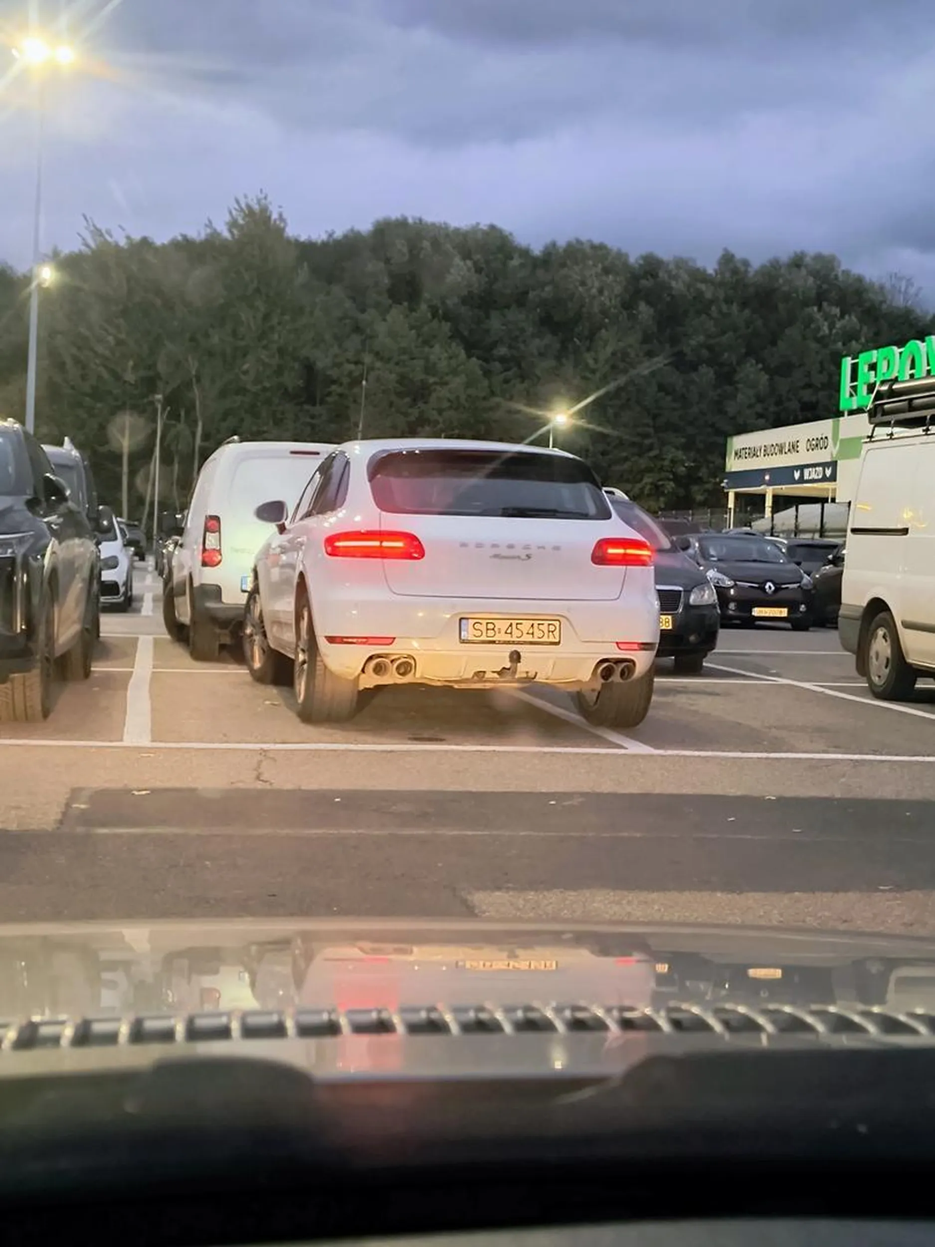 Panie to że masz Porsche to nie znaczy że cały parking twój