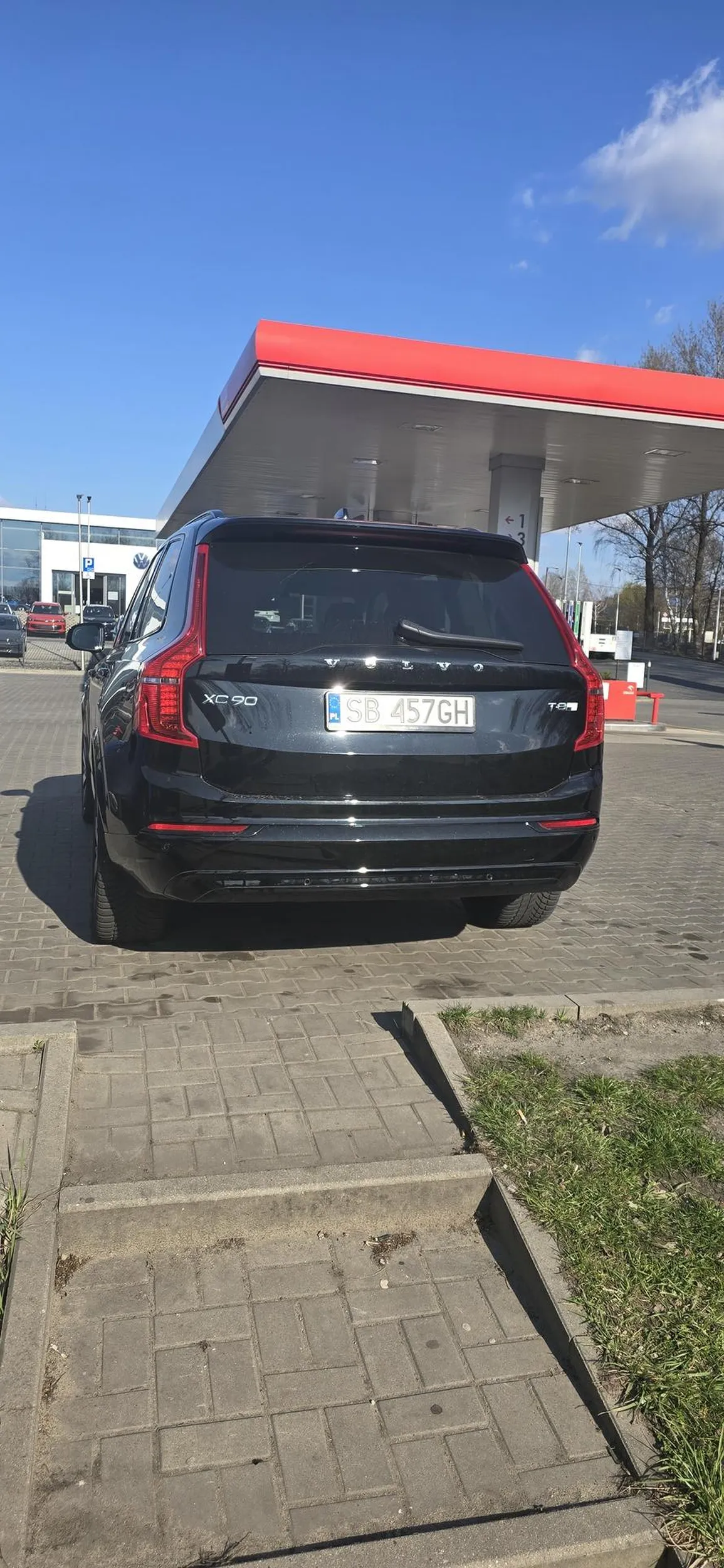 JaśniePan widocznie nie jeździ komunikacja miejska wiec po co miałby zwracać uwagę na to że blokuje przejscie na przystanek nie?